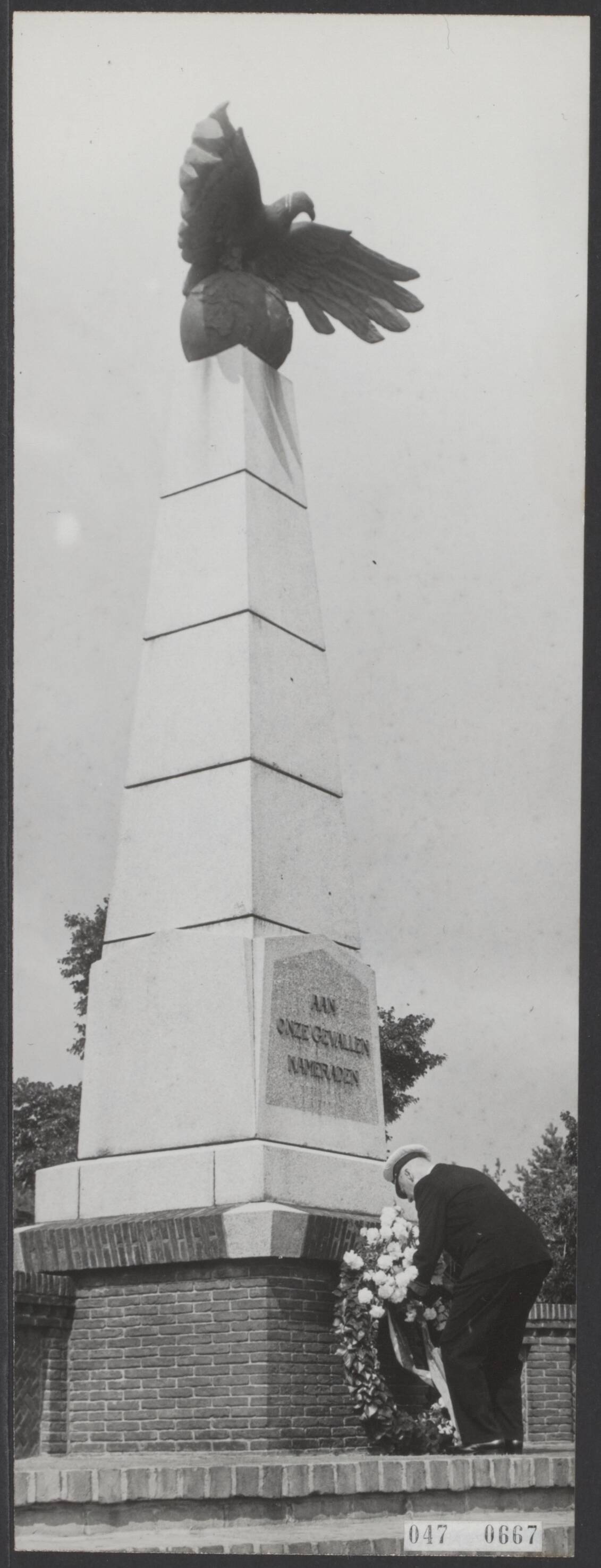 Fotocollectie Elsevier Binnenland — De Koninklijke Luchtmacht bestaat 40 jaar. Bij het vliegermonument op Soesterberg werd een krans gelegd door Vice-Admiraal N.A.) Rost van Tonningen namens koningin Juliana — Foto: Pot, Harry / Anefo. Licentie: Set B: Rechtenvrij / Publiek Domein. Bron: Nationaal Archief. http://hdl.handle.net/10648/ae00027e-d0b4-102d-bcf8-003048976d84