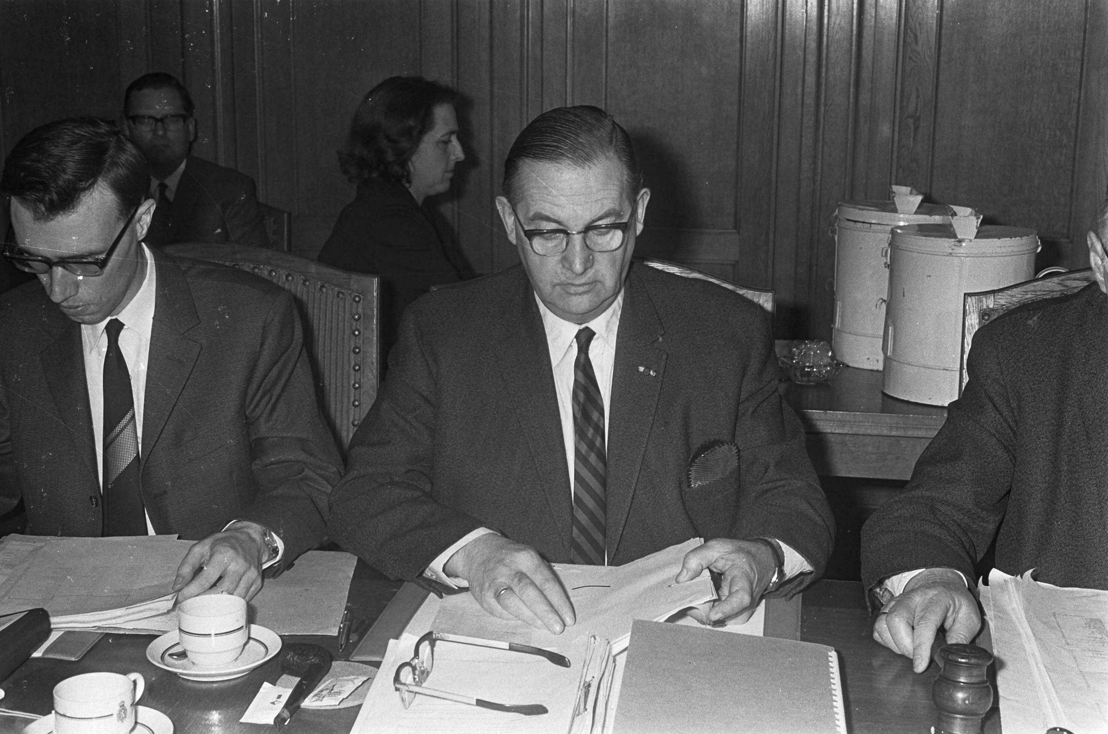 Fotocollectie Anefo — Kiesraad in Den Haag uitslag bekend gemaakt, nummer 3 Donner, nummer 4 Van Ommen Kloeke , nummer 5 Borman, nummer 6 Albering — Foto: Koch, Eric / Anefo. Licentie: Set B: Rechtenvrij / Publiek Domein. Bron: Nationaal Archief. http://hdl.handle.net/10648/ab107904-d0b4-102d-bcf8-003048976d84