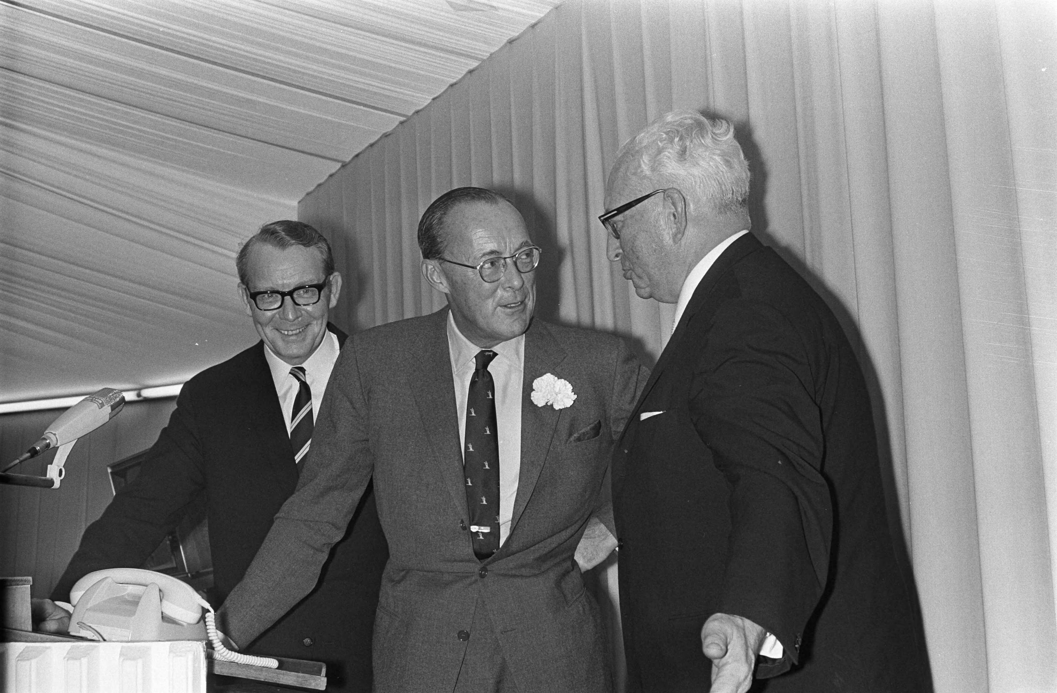 Prins Bernhard bezoekt Zeeland — De prins is in gesprek — Foto: Fotograaf Onbekend / Anefo. Licentie: Set B: Rechtenvrij / Publiek Domein. Bron: Nationaal Archief. http://hdl.handle.net/10648/ab4d6a08-d0b4-102d-bcf8-003048976d84