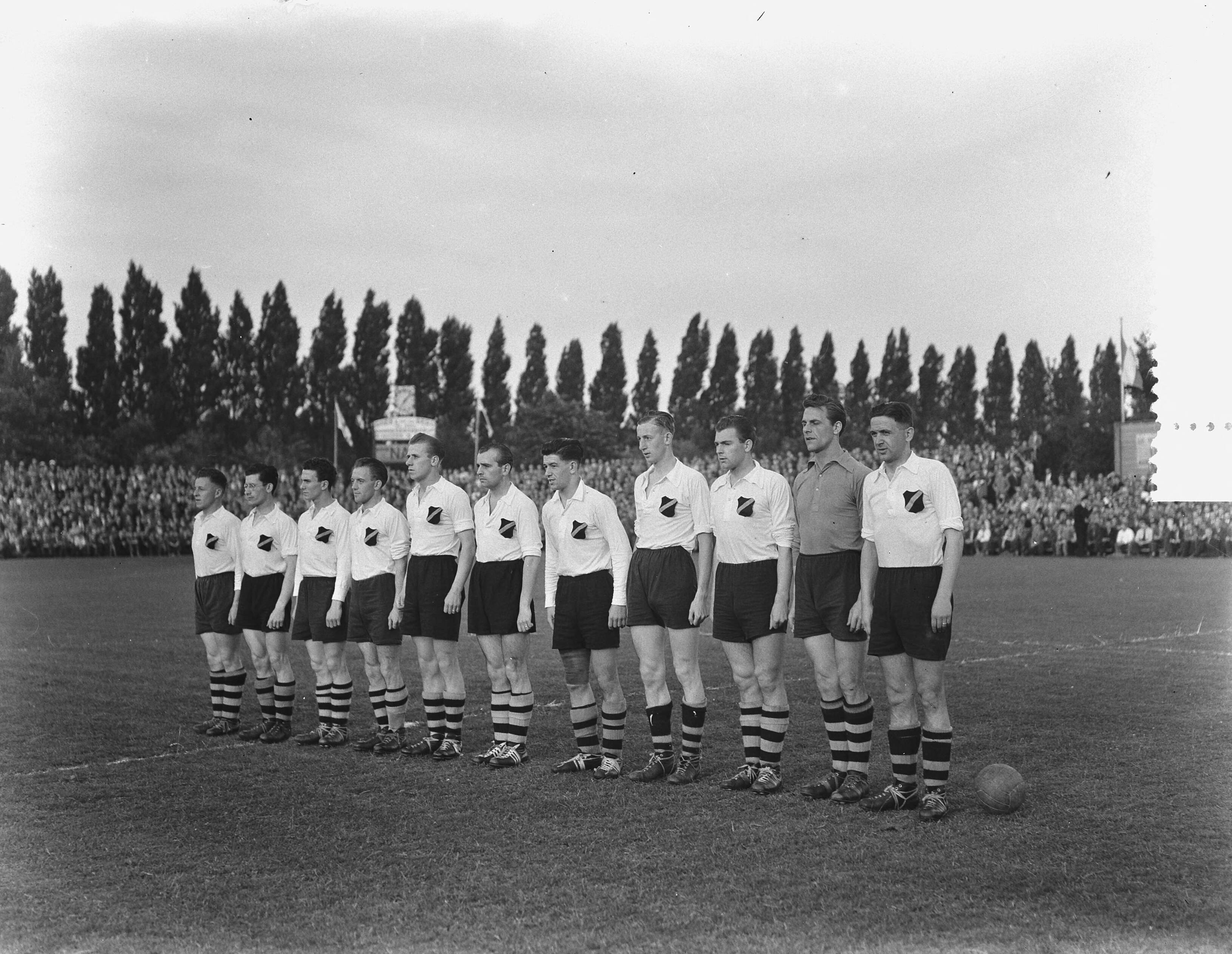 Fotocollectie Anefo — Voetbal. NAC tegen PSV 0-2. Elftal van NAC — Foto: Bilsen, Joop van / Anefo. Licentie: Set B: Rechtenvrij / Publiek Domein. Bron: Nationaal Archief. http://hdl.handle.net/10648/a938604c-d0b4-102d-bcf8-003048976d84