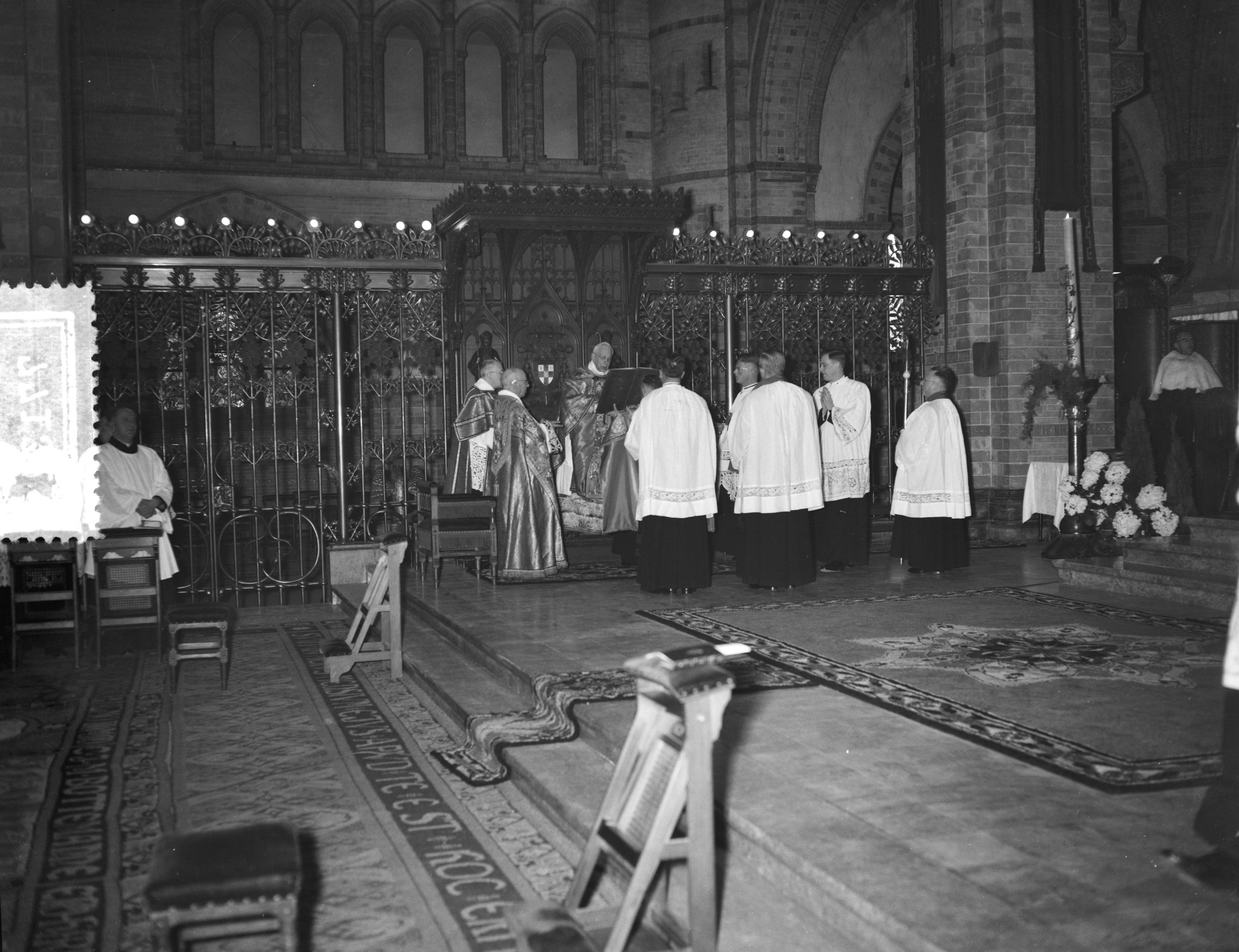 Fotocollectie Anefo — Priesters van het Rotterdams diocees nemen afscheid van de bisschop van Haarlem, mgr. J.P. Huibers — Foto: Rossem, Wim van / Anefo. Licentie: Set B: Rechtenvrij / Publiek Domein. Bron: Nationaal Archief. http://hdl.handle.net/10648/a9469e96-d0b4-102d-bcf8-003048976d84