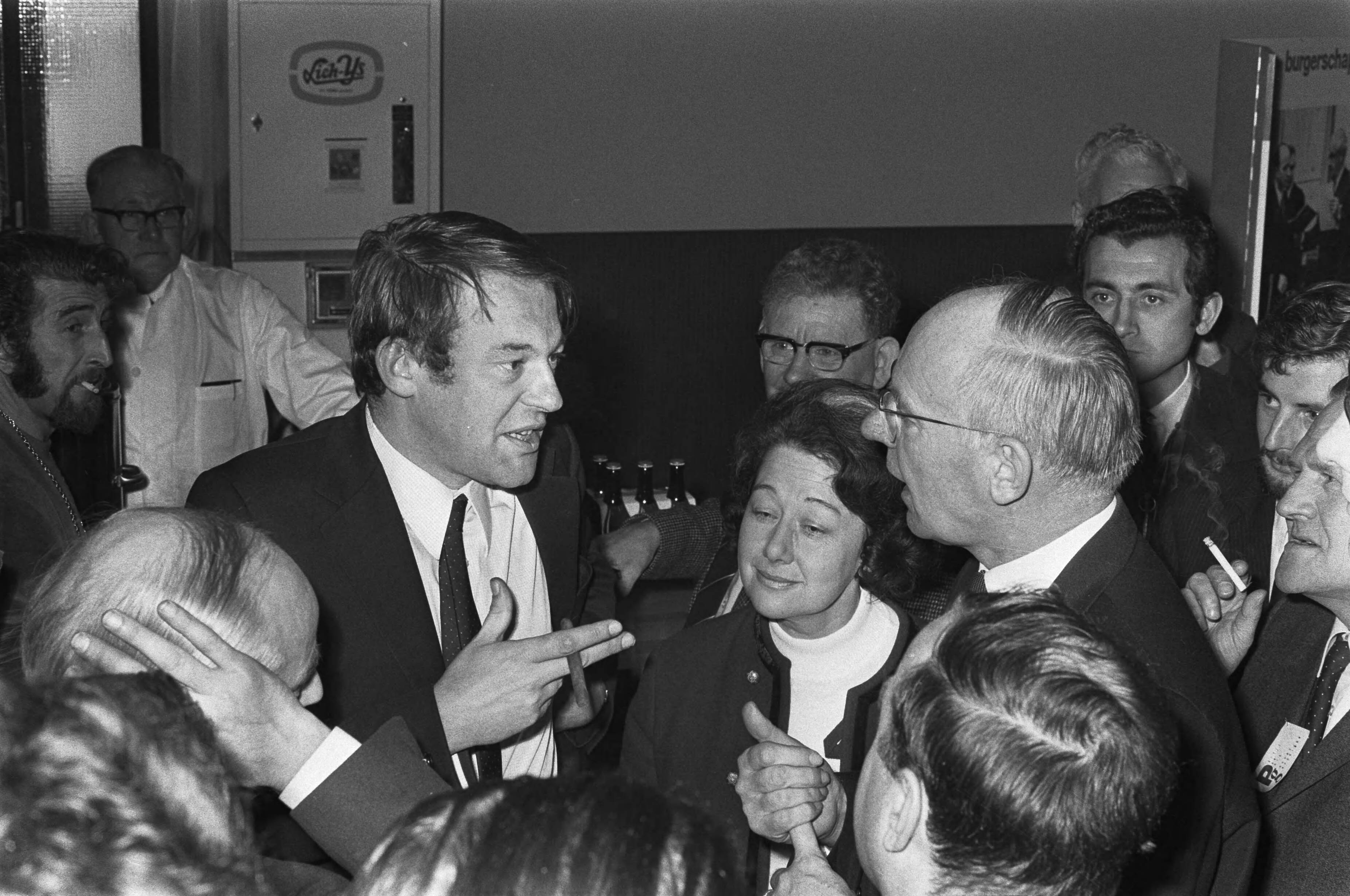 Fotocollectie Anefo — PVDA-congres tweede dag te Groningen. Links Van Mierlo (D66) in discussie met Vondeling — Foto: Evers, Joost / Anefo. Licentie: Set B: Rechtenvrij / Publiek Domein. Bron: Nationaal Archief. http://hdl.handle.net/10648/ab898c4a-d0b4-102d-bcf8-003048976d84