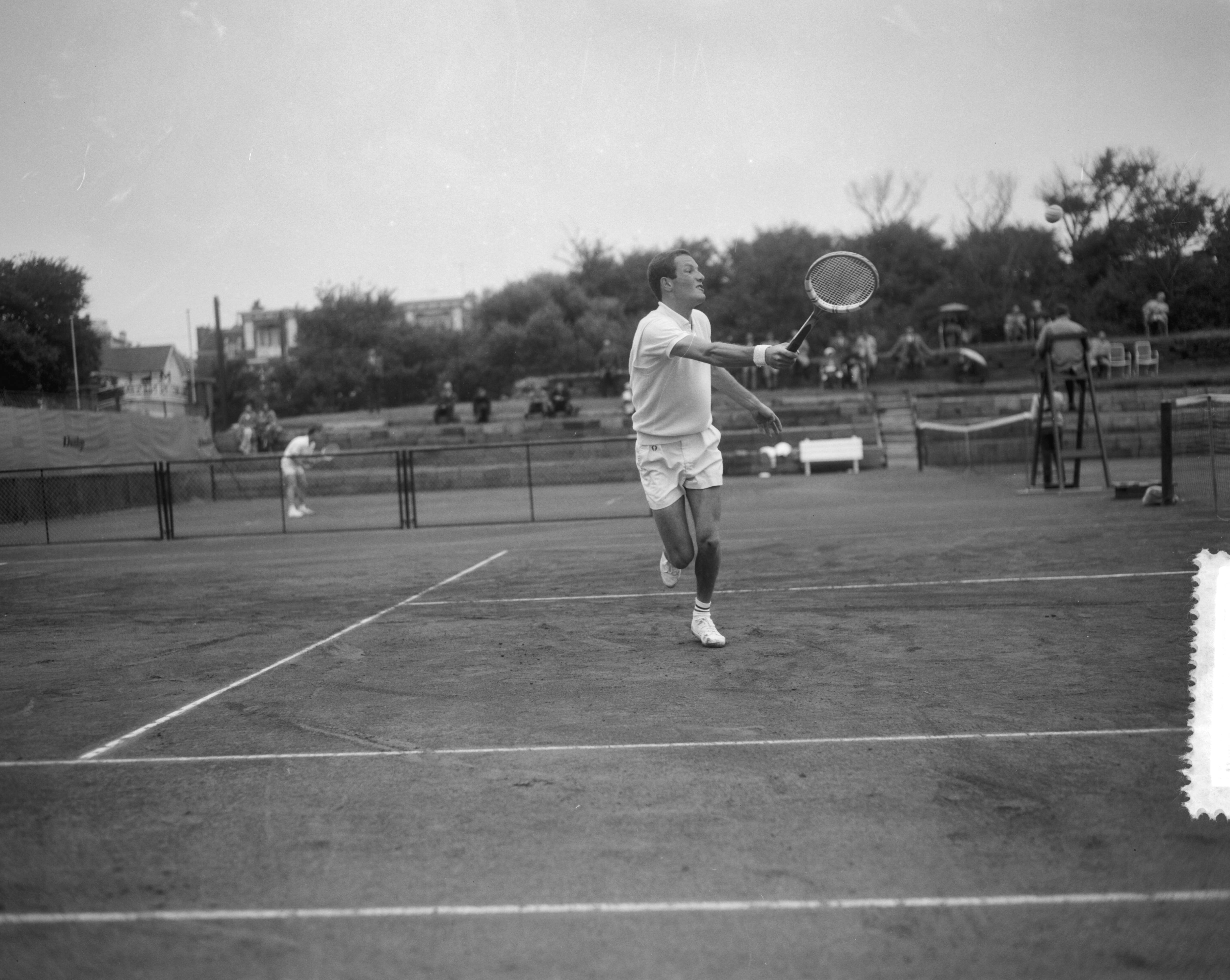 Fotocollectie Anefo — Nederlandse tenniskampioenschappen METS-banen — Foto: Bilsen, Joop van / Anefo. Licentie: Set B: Rechtenvrij / Publiek Domein. Bron: Nationaal Archief. http://hdl.handle.net/10648/aa74f25e-d0b4-102d-bcf8-003048976d84