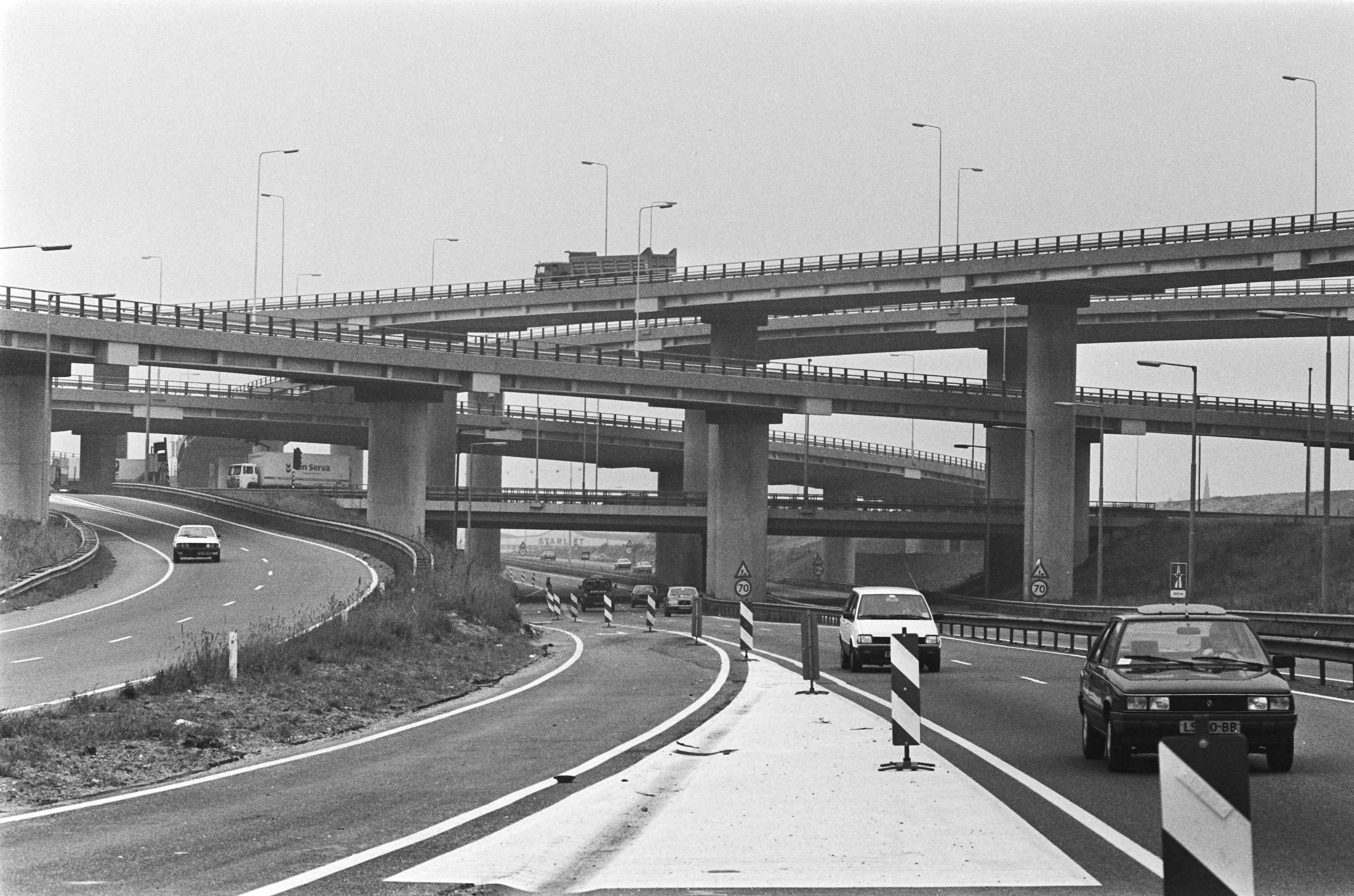 Fotocollectie Anefo — Morgen worden laatste twee fly-overs van verkeersknooppunt Leidschendam open gesteld — Foto: Croes, Rob C. / Anefo. Licentie: Set B: Rechtenvrij / Publiek Domein. Bron: Nationaal Archief. http://hdl.handle.net/10648/ad47d3d4-d0b4-102d-bcf8-003048976d84