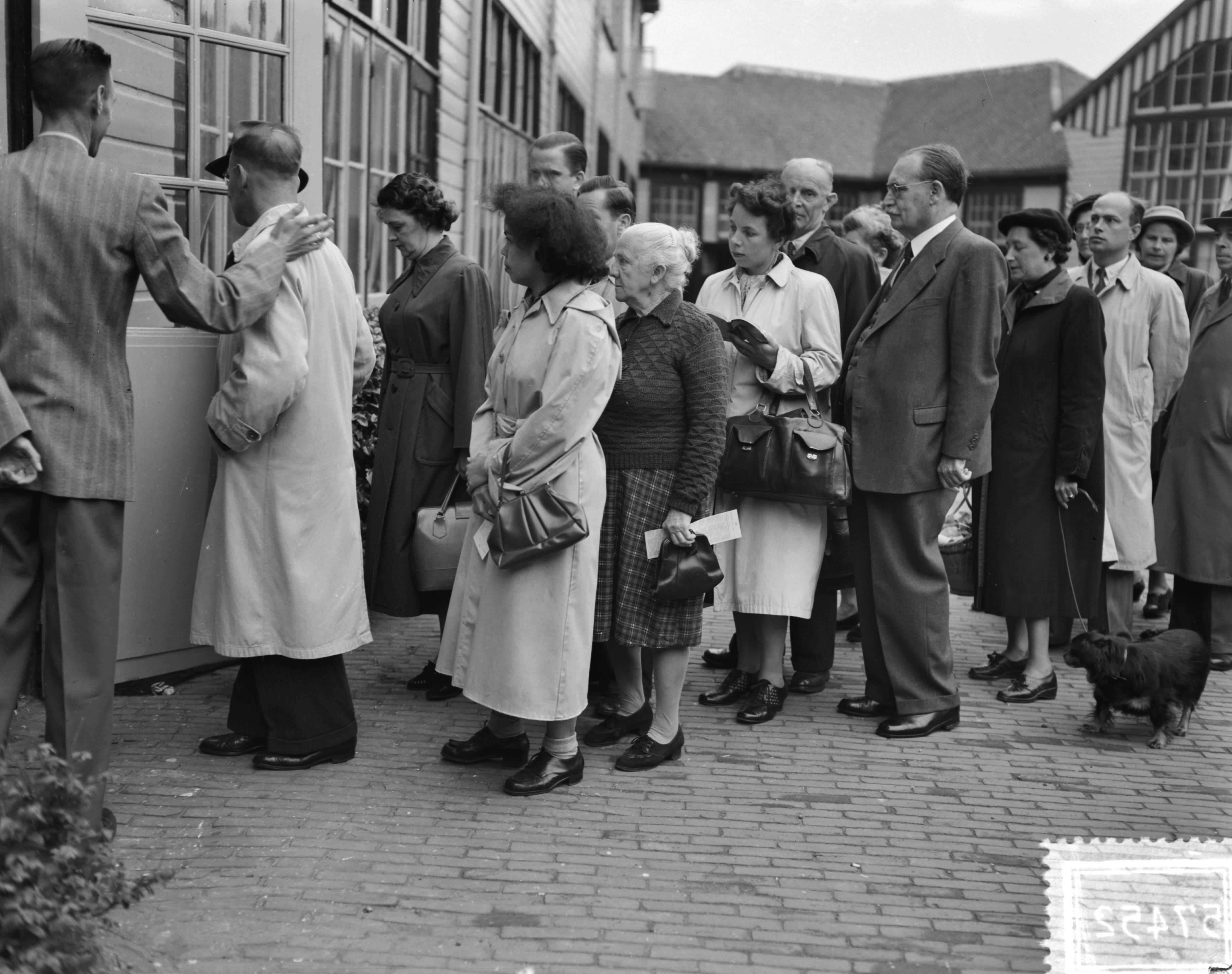 Gemeenteraadsverkiezingen 1953 — Stemmen voor gemeenteraden. Minister-president Dr. Drees in rij voor stembureau in de Beeklaan te Den Haag — Foto: Duinen, G.W. van / Anefo. Licentie: Set B: Rechtenvrij / Publiek Domein. Bron: Nationaal Archief. http://hdl.handle.net/10648/a90cab3c-d0b4-102d-bcf8-003048976d84