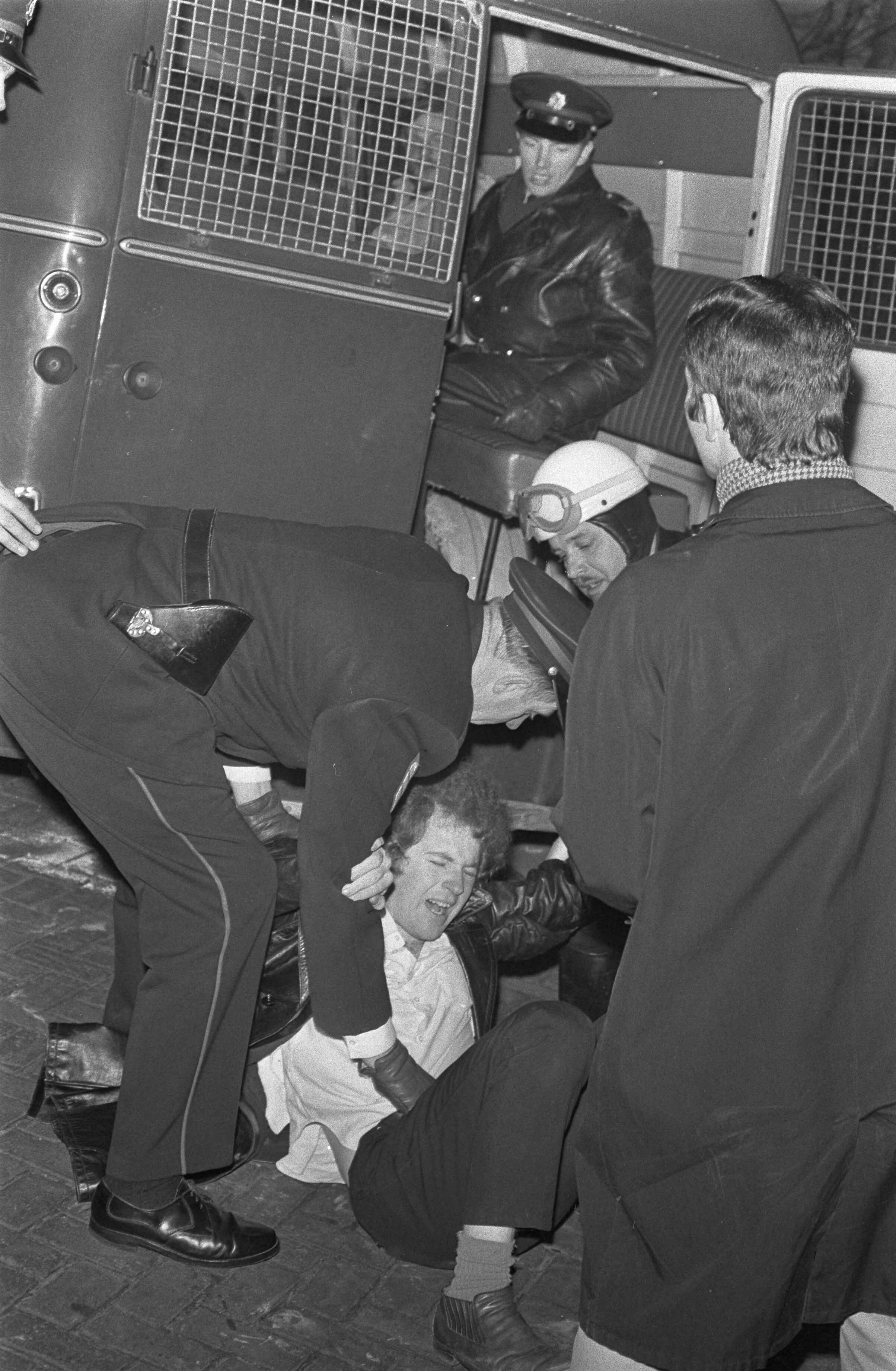Fotocollectie Anefo — Demonstratie van plusminus 500 jongeren tegen bewind in Griekenland te Den Haag gearresteerde jongeren — Foto: Verhoeff, Bert / Anefo. Licentie: Set B: Rechtenvrij / Publiek Domein. Bron: Nationaal Archief. http://hdl.handle.net/10648/ab660edc-d0b4-102d-bcf8-003048976d84