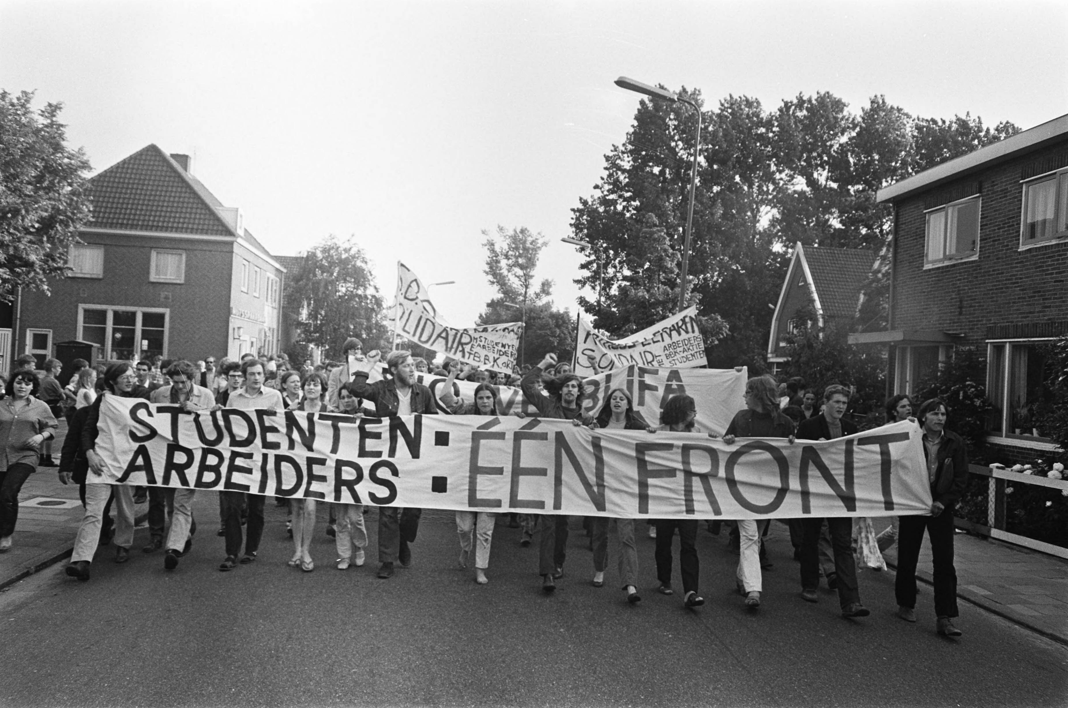 Fotocollectie Anefo — Demonstratie tegen sluiting Verblifa te Krommenie demonstranten met spandoeken — Foto: Evers, Joost / Anefo. Licentie: Set B: Rechtenvrij / Publiek Domein. Bron: Nationaal Archief. http://hdl.handle.net/10648/ab6e41d8-d0b4-102d-bcf8-003048976d84