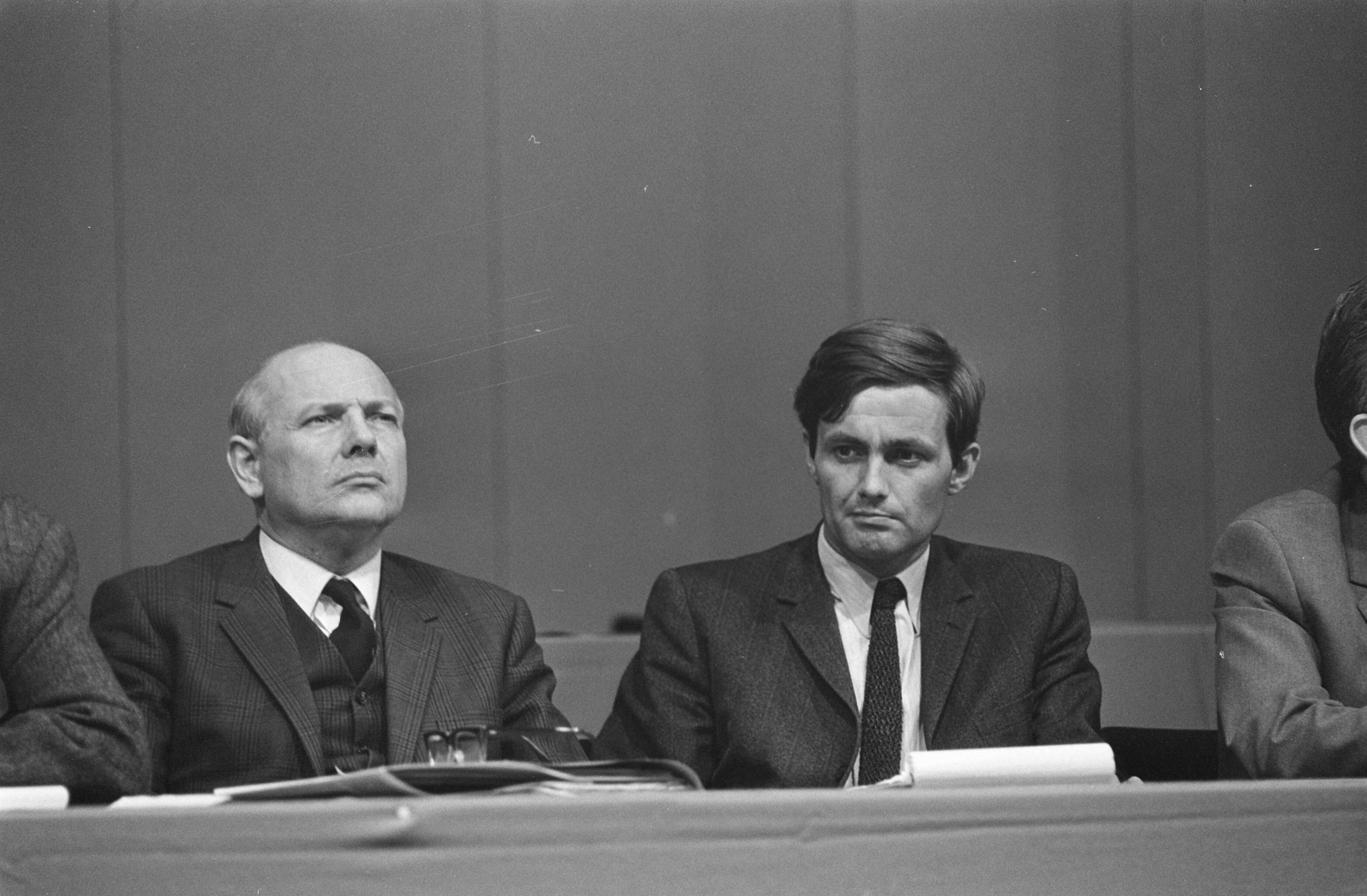 Fotocollectie Anefo — Congres PvdA in Nederlands Congresgebouw in Den Haag nr. 29 : v.d. Louw (links) en J. Koopman , nr. 30 , 31: Den Uyl (links) en P. Dankert — Foto: Evers, Joost / Anefo. Licentie: Set B: Rechtenvrij / Publiek Domein. Bron: Nationaal Archief. http://hdl.handle.net/10648/ab6158b0-d0b4-102d-bcf8-003048976d84