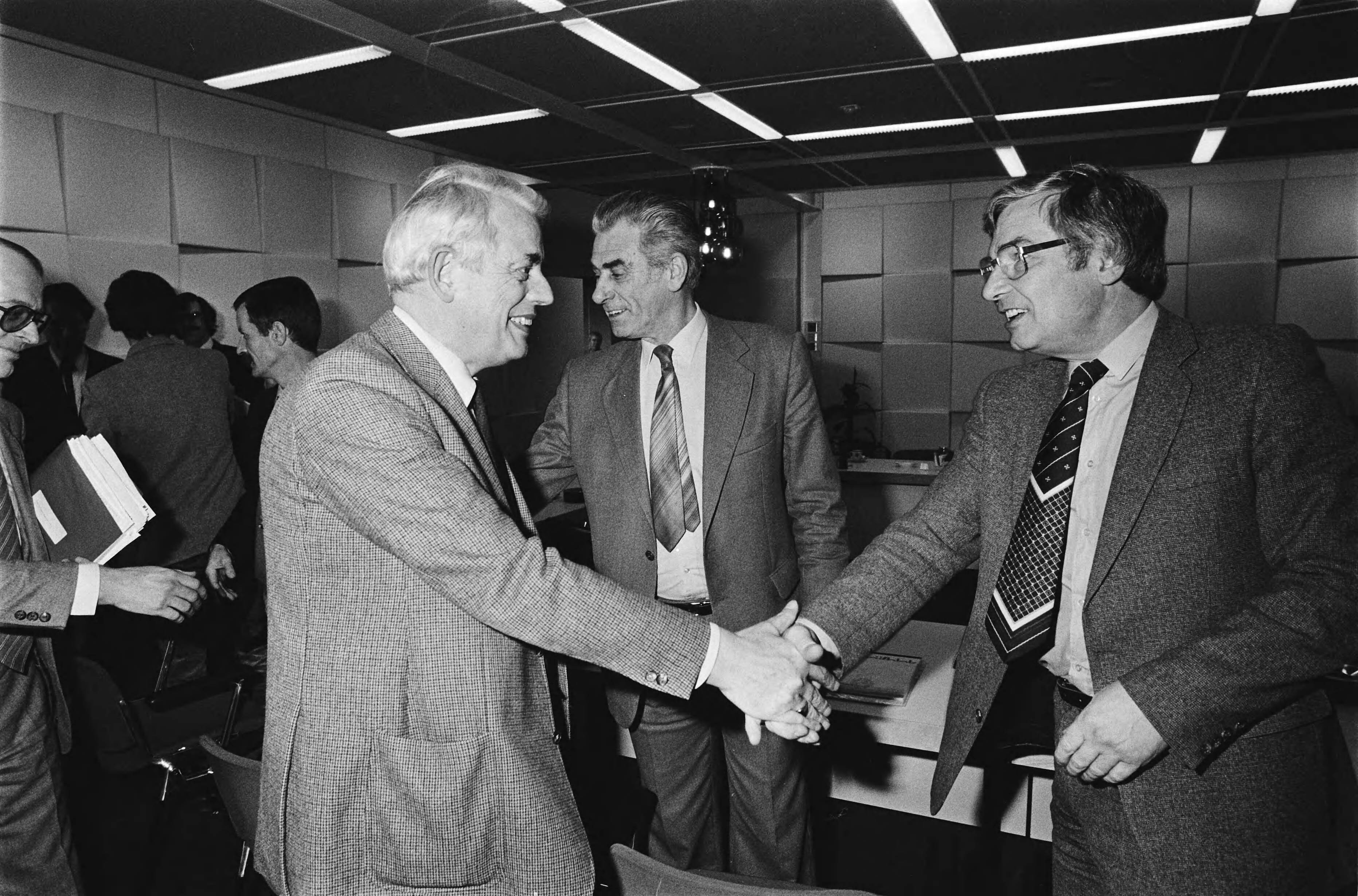 Fotocollectie Anefo — Onderhandelingen in het FME-gebouw in Zoetermeer van Raad van Overleg in Metaal (ROM) over nieuwe CAO. D. Rijkse (r.) begroet Ter Hart (l.), (m.) Laurier / — Foto: Dijk, Hans van / Anefo. Licentie: Set B: Rechtenvrij / Publiek Domein. Bron: Nationaal Archief. http://hdl.handle.net/10648/ad1285da-d0b4-102d-bcf8-003048976d84
