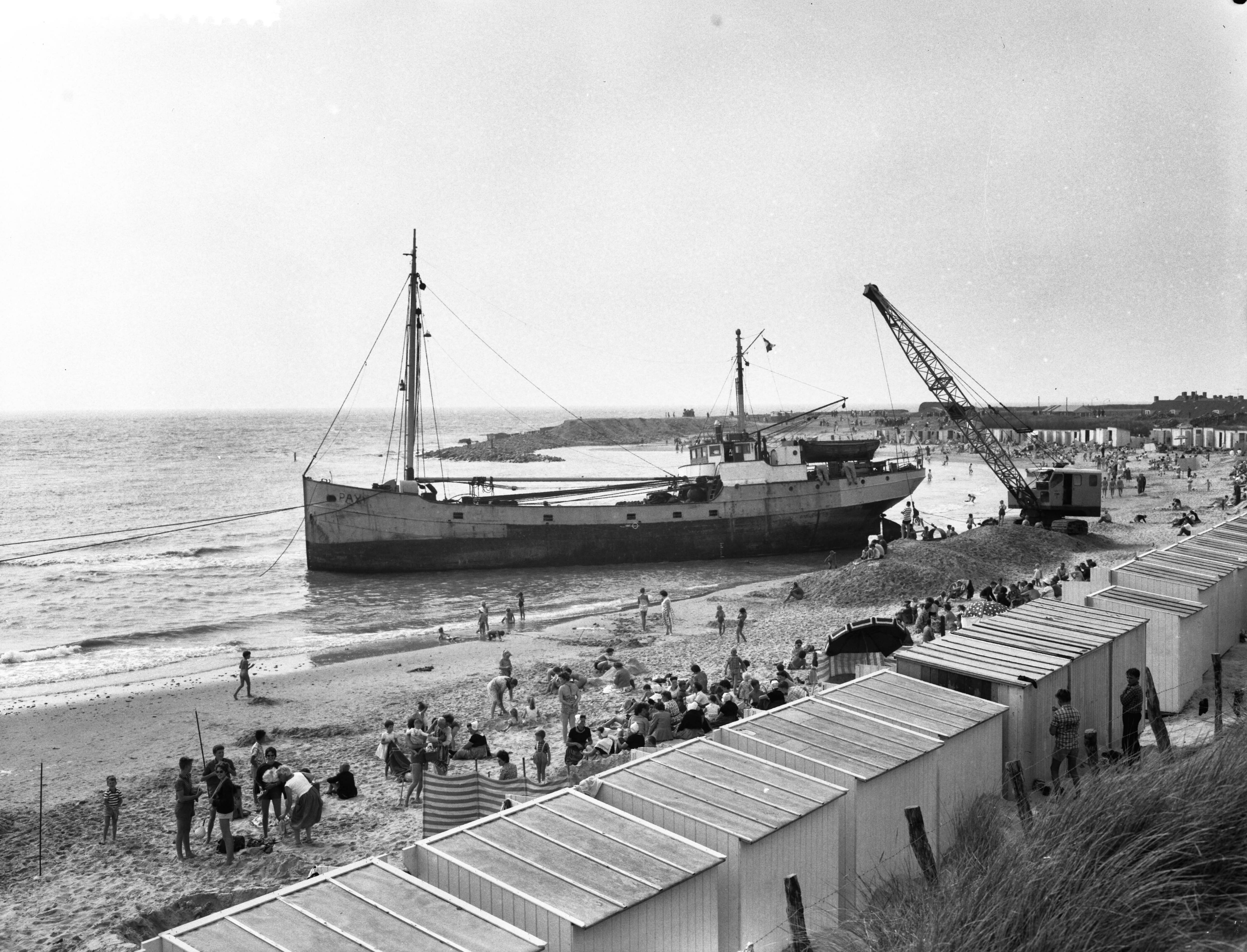 Fotocollectie Anefo — Bergingspoging Groningse kustvaarder "Pax" mislukt. Het schip op het strand van Westkapelle — Foto: Rossem, Wim van / Anefo. Licentie: Set B: Rechtenvrij / Publiek Domein. Bron: Nationaal Archief. http://hdl.handle.net/10648/a9b547d8-d0b4-102d-bcf8-003048976d84