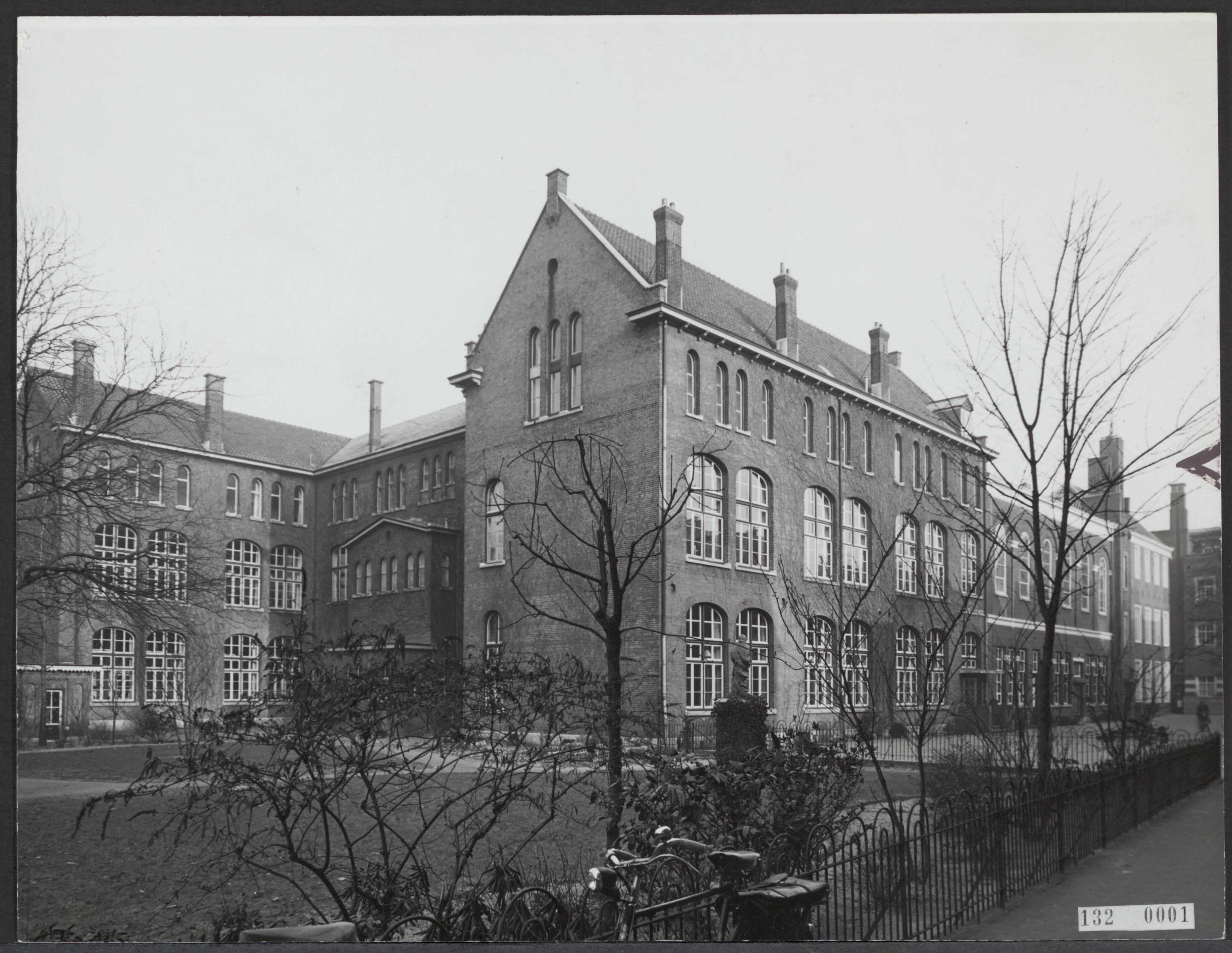 Scholen, Lager Onderwijs [RVD] — School Westeinde. Den Haag [St. Carolusschool] — Foto: Fotodienst Gemeente Den Haag. Licentie: Set B: Rechtenvrij / Publiek Domein. Bron: Nationaal Archief. http://hdl.handle.net/10648/af525ec4-d0b4-102d-bcf8-003048976d84