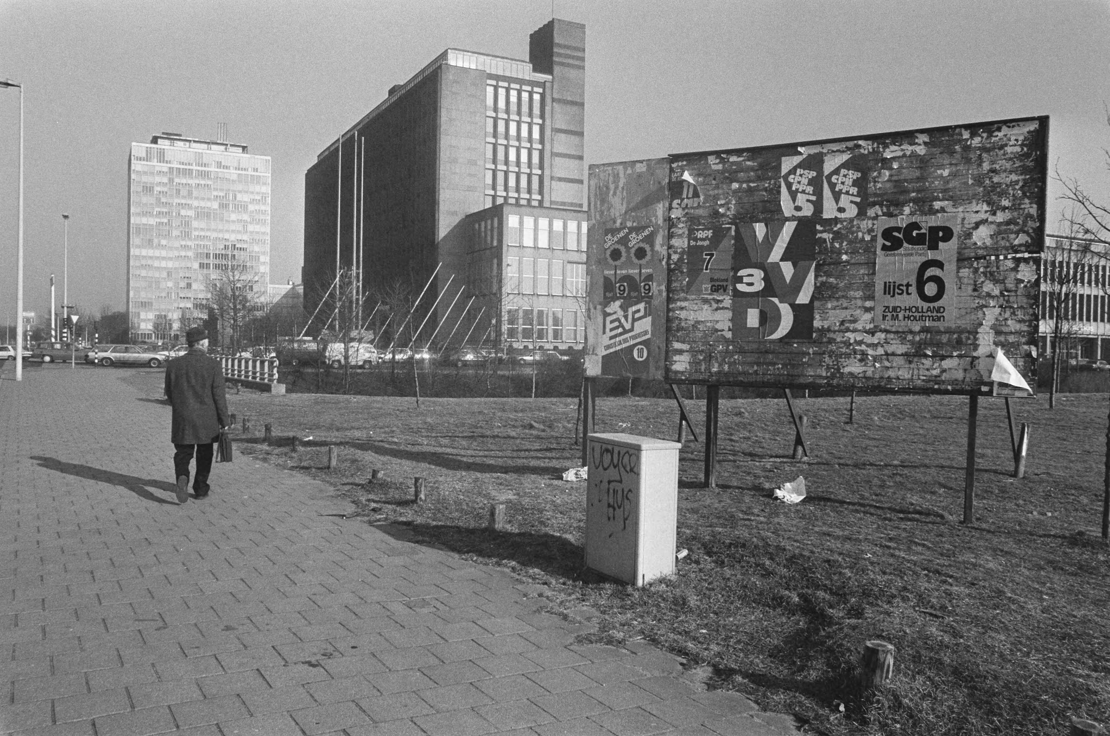 Fotocollectie Anefo — Verkiezingsaffiches in Den Haag — Foto: Croes, Rob C. / Anefo. Licentie: Set B: Rechtenvrij / Publiek Domein. Bron: Nationaal Archief. http://hdl.handle.net/10648/ad5deb74-d0b4-102d-bcf8-003048976d84
