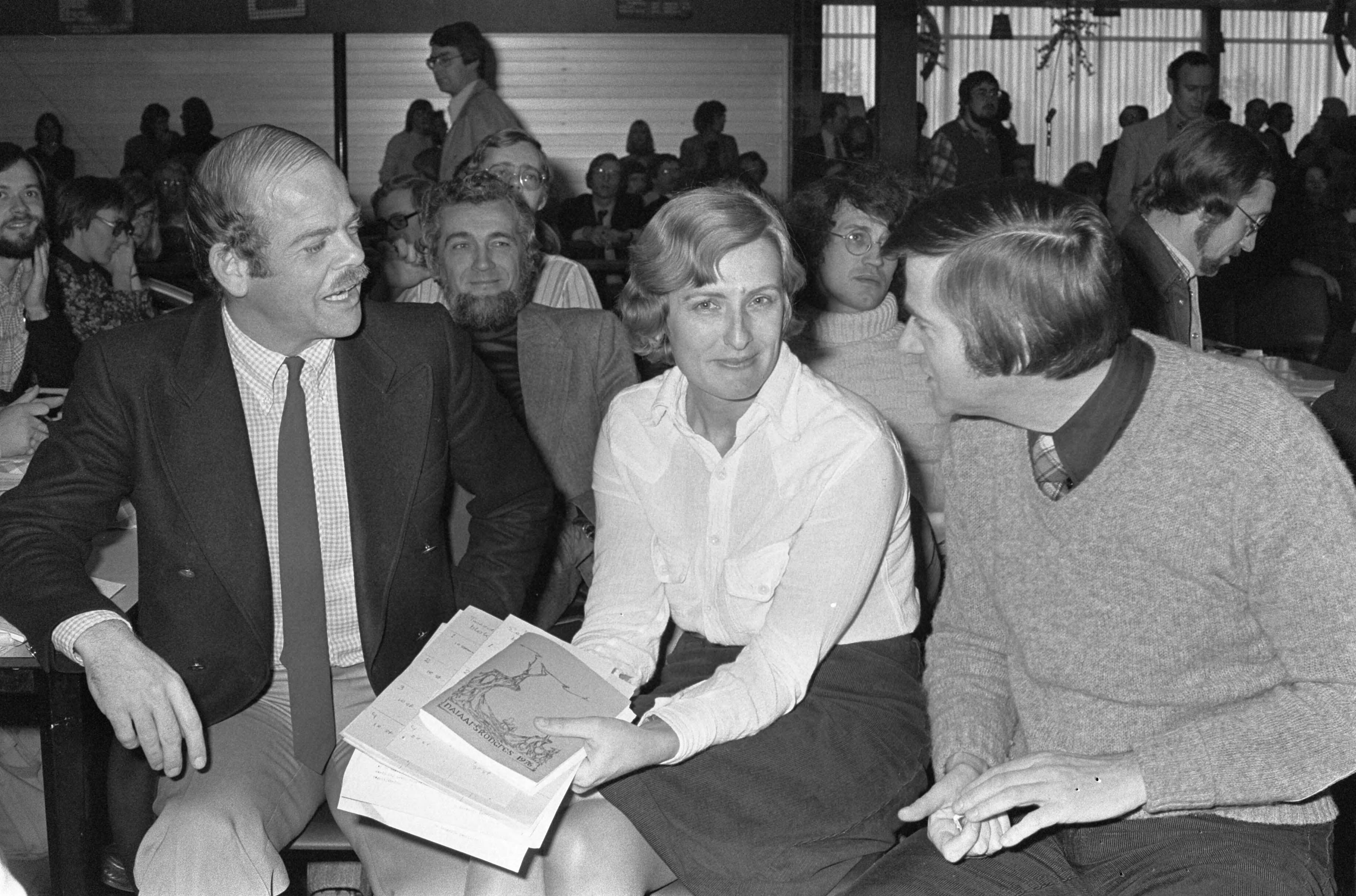 Fotocollectie Anefo — PPR-congres in Utrecht; v.l.n.r. Bas de Gaay Fortman , Ria Beckers (nieuwe lijsttrekker) en nieuwe voorzitter Wijnand van Hoogevest — Foto: Suyk, Koen / Anefo. Licentie: Set B: Rechtenvrij / Publiek Domein. Bron: Nationaal Archief. http://hdl.handle.net/10648/ac8fd054-d0b4-102d-bcf8-003048976d84