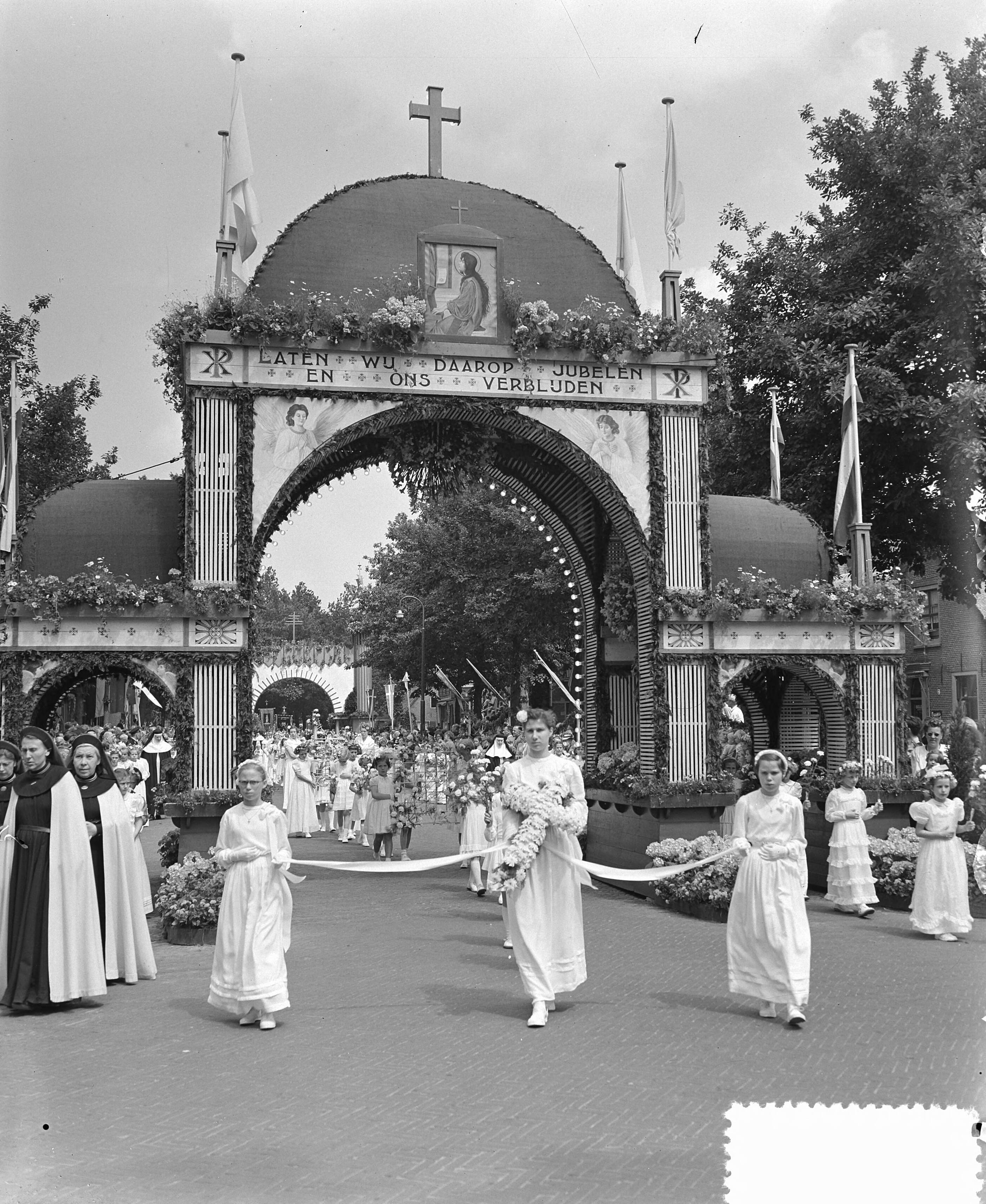 Fotocollectie Anefo — St. Jansprocessie te Laren (N.H.) — Foto: Rossem, Wim van / Anefo. Licentie: Set B: Rechtenvrij / Publiek Domein. Bron: Nationaal Archief. http://hdl.handle.net/10648/a9244710-d0b4-102d-bcf8-003048976d84