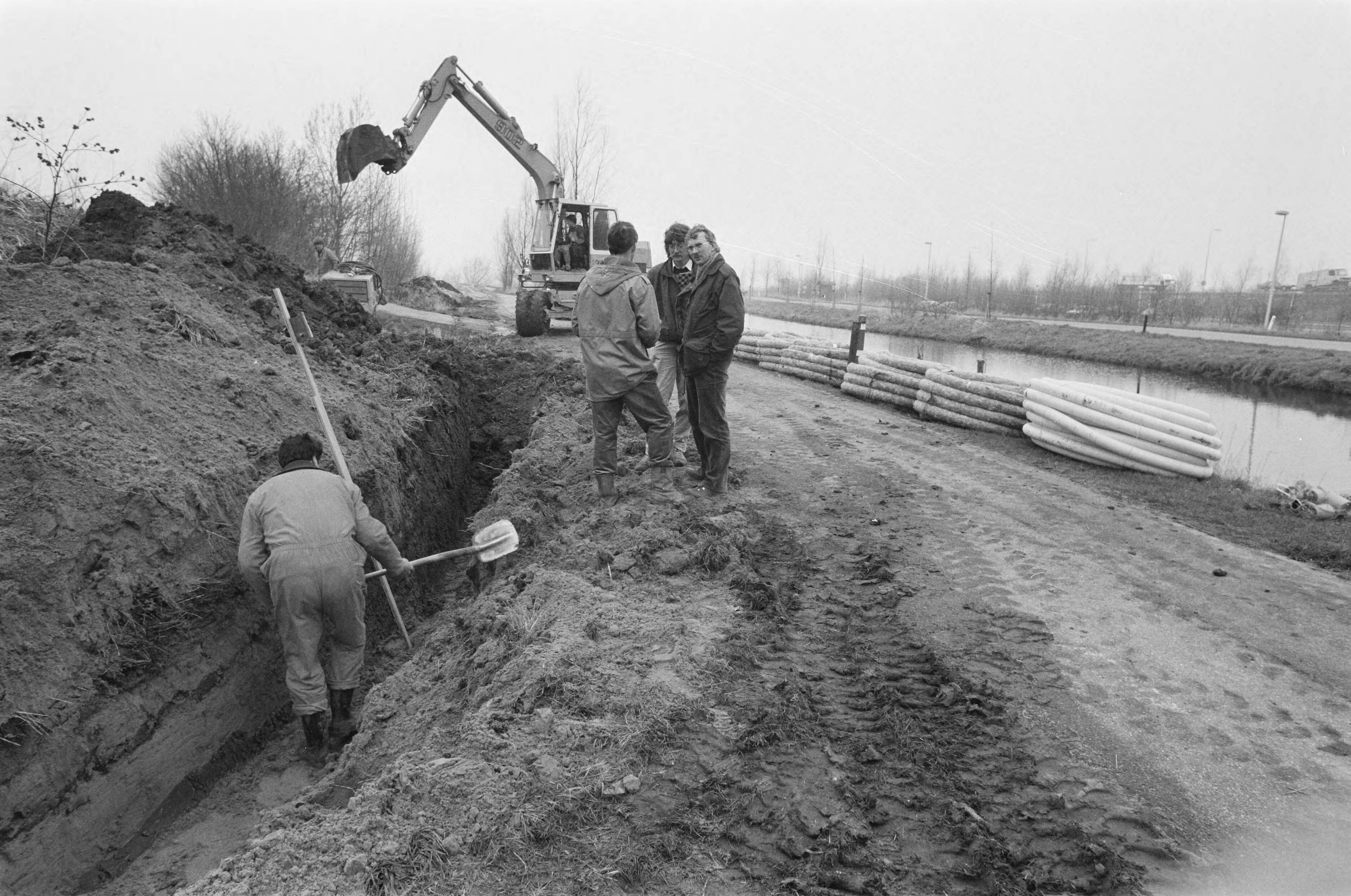 Fotocollectie Anefo — Drainagewerkzaamheden verontreinigde grond in Alphen aan den Rijn — Foto: Bogaerts, Rob / Anefo. Licentie: Set B: Rechtenvrij / Publiek Domein. Bron: Nationaal Archief. http://hdl.handle.net/10648/ad69a3ec-d0b4-102d-bcf8-003048976d84