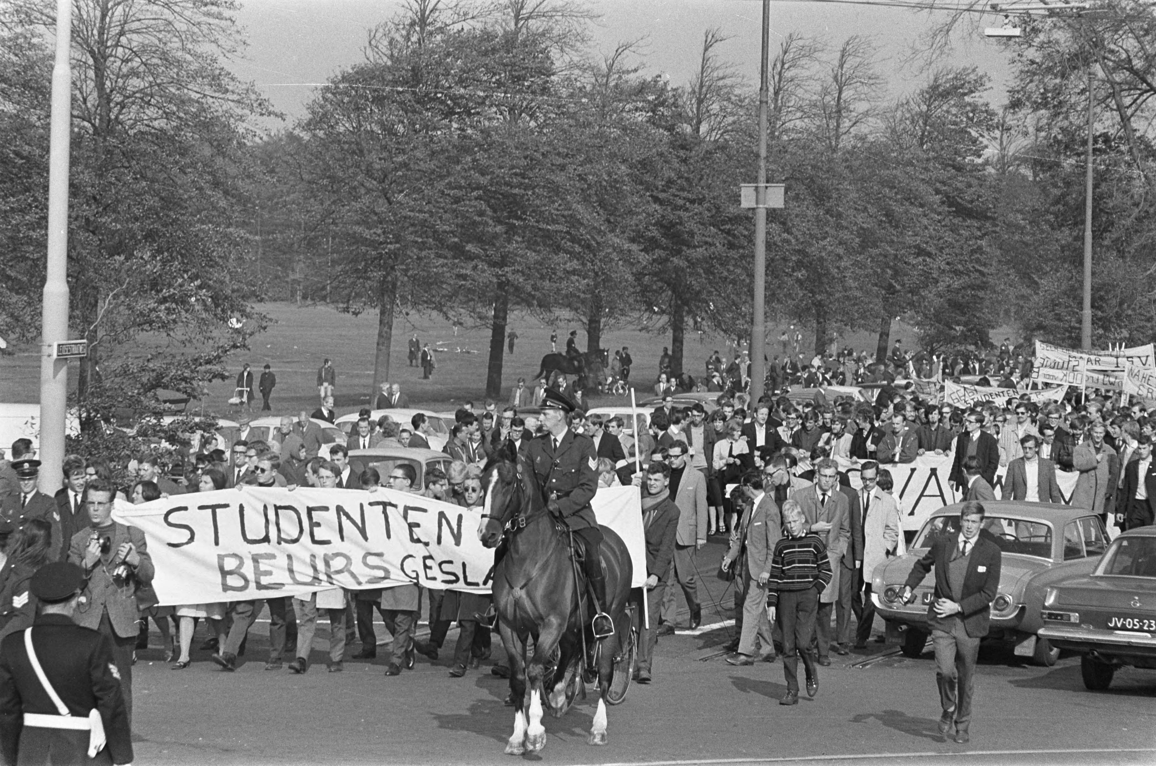 Studentendemonstratie inzake studietoelage, optocht van Amsterdam naar Den Haag — Betogende studenten lopen met spandoeken door Den Haag — Foto: Fotograaf Onbekend / Anefo. Licentie: Set B: Rechtenvrij / Publiek Domein. Bron: Nationaal Archief. http://hdl.handle.net/10648/aafe6f70-d0b4-102d-bcf8-003048976d84