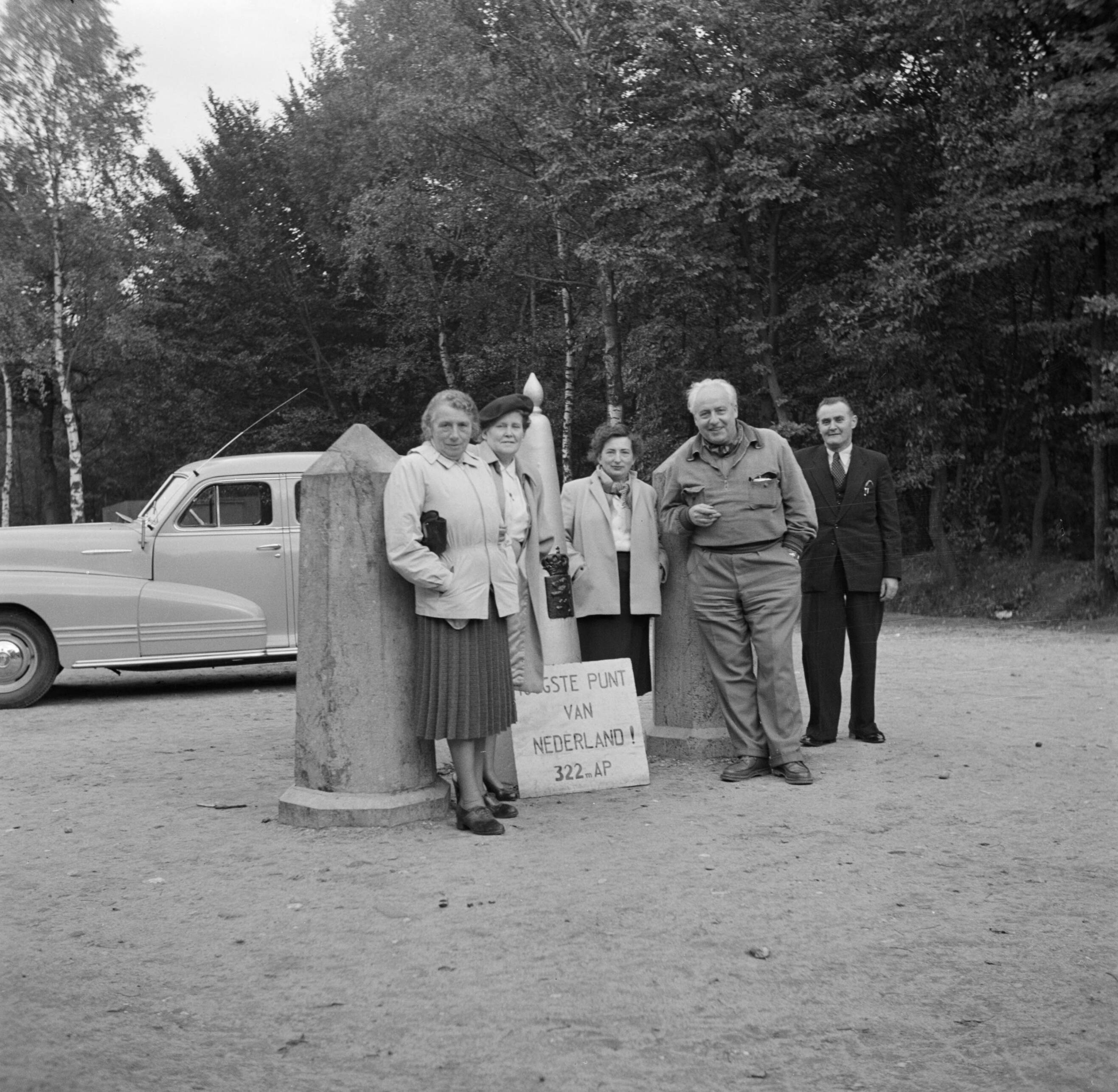 Zuid-Limburg — Drielandenpunt te Vaals, tweede van rechts Willem van de Poll, links van hem Hildegard Eschen, voorts mevrouw Paulssen en mevrouw Salomons en Jozef — Foto: Poll, Willem van de. Licentie: Set B: Rechtenvrij / Publiek Domein. Bron: Nationaal Archief. http://hdl.handle.net/10648/aea620dc-d0b4-102d-bcf8-003048976d84