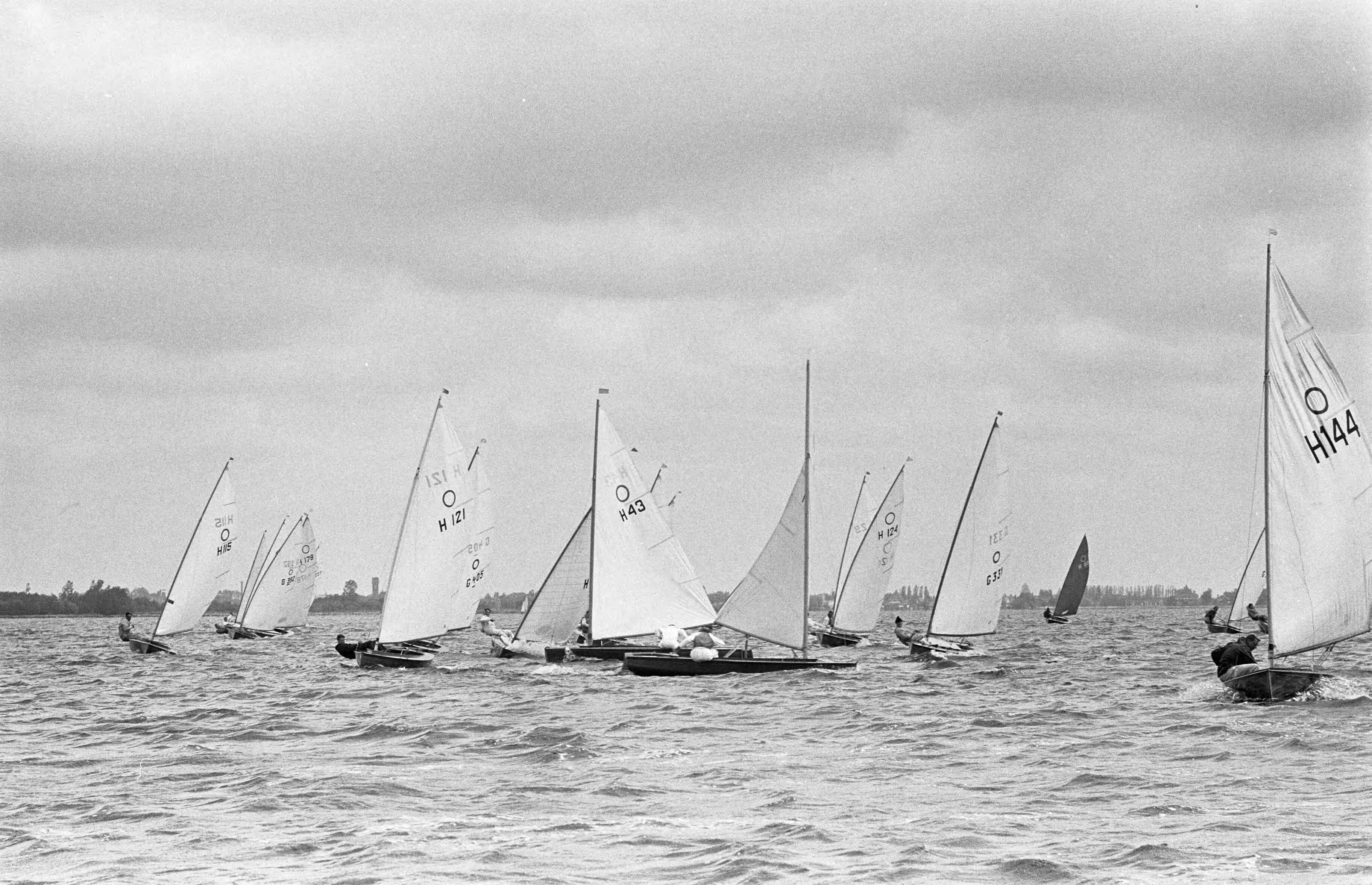 Fotocollectie Anefo — Europese Kampioenschappen Olympiajollen (O-Jol) op de Westeinderplassen — Foto: Bilsen, Joop van / Anefo. Licentie: Set B: Rechtenvrij / Publiek Domein. Bron: Nationaal Archief. http://hdl.handle.net/10648/aa0dcc32-d0b4-102d-bcf8-003048976d84