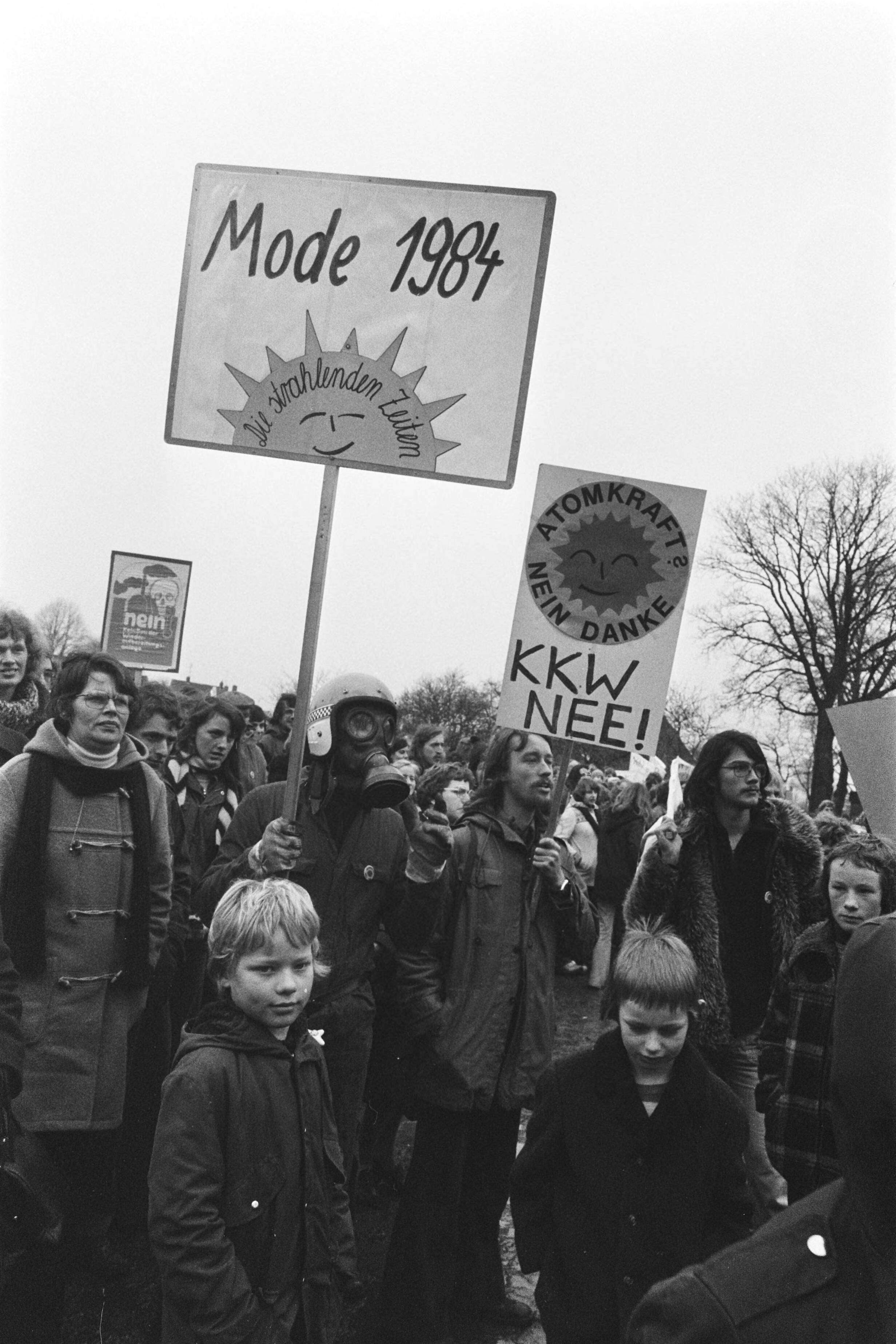 Fotocollectie Anefo — Manifestatie tegen plannen opslaan atoomafval in Onstwedde Groningen; demonstranten bijeen in Onstwedde — Foto: Bogaerts, Rob / Anefo. Licentie: Set B: Rechtenvrij / Publiek Domein. Bron: Nationaal Archief. http://hdl.handle.net/10648/ac951e88-d0b4-102d-bcf8-003048976d84
