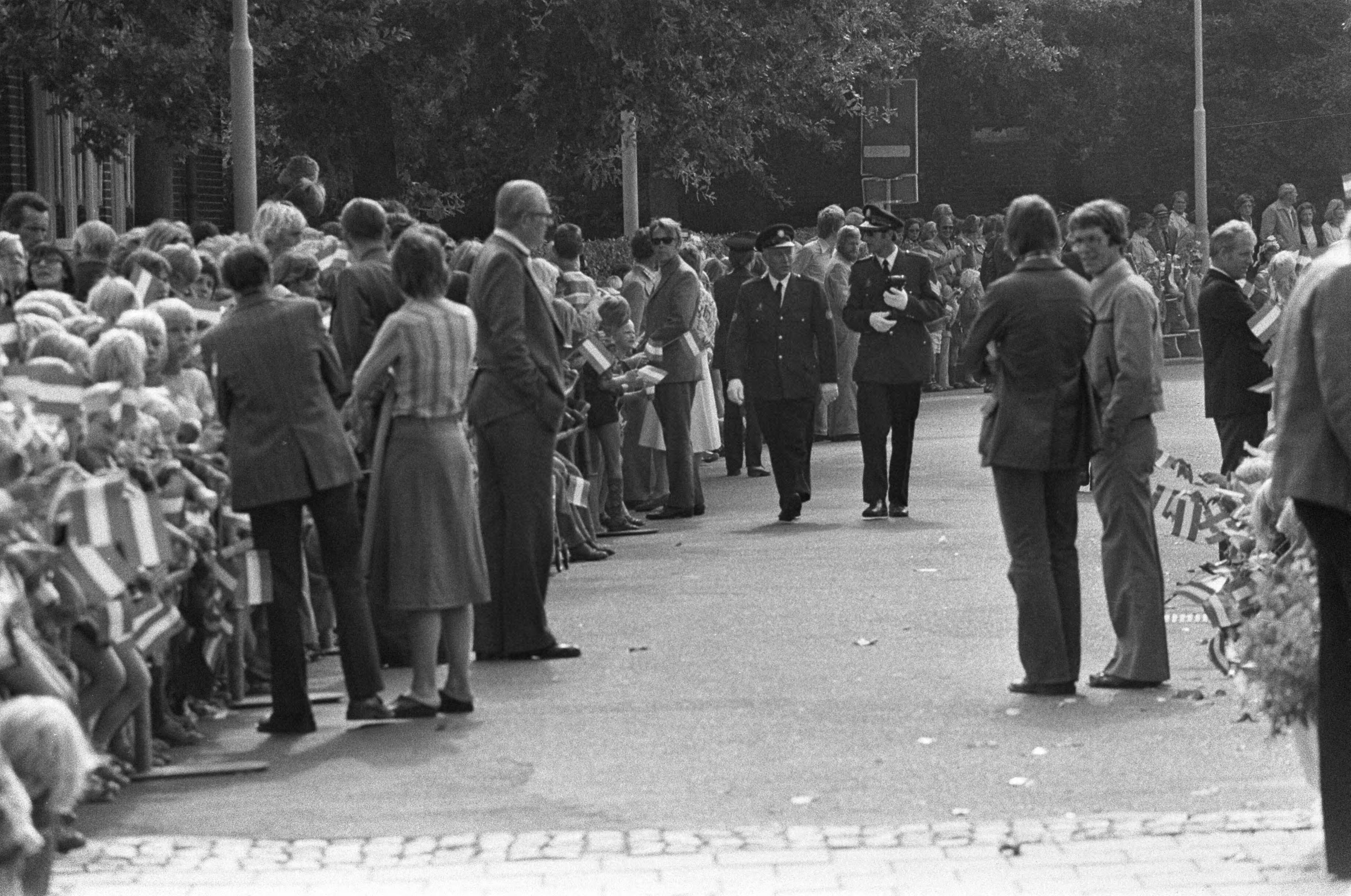 Fotocollectie Anefo — Koningin Juliana bezoekt Haren (Groningen) met bommelding; politie controleert mensen — Foto: Mieremet, Rob / Anefo. Licentie: Set B: Rechtenvrij / Publiek Domein. Bron: Nationaal Archief. http://hdl.handle.net/10648/ac71b222-d0b4-102d-bcf8-003048976d84