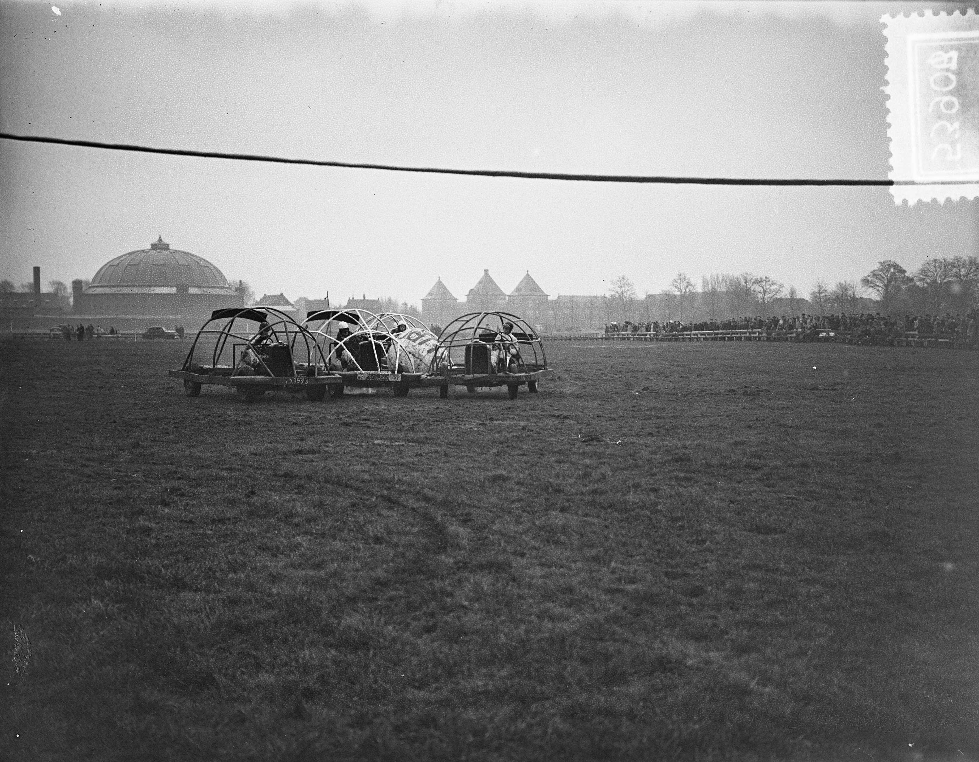 Fotocollectie Anefo — Auto- en motorpolowedstrijden te Breda — Foto: Bilsen, Joop van / Anefo. Licentie: Set B: Rechtenvrij / Publiek Domein. Bron: Nationaal Archief. http://hdl.handle.net/10648/a901fe8a-d0b4-102d-bcf8-003048976d84