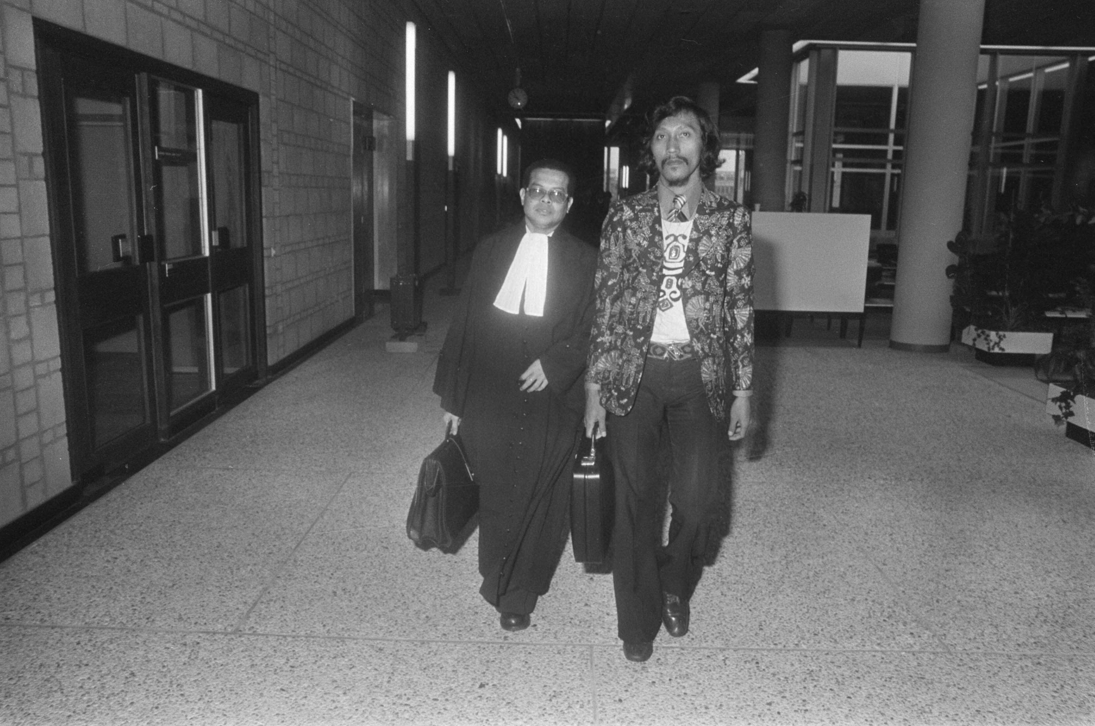 Fotocollectie Anefo — Kort geding Somohardjo tegen Staat in Den Haag ; advocaat mr. Jap A Joe en Somohardjo (rechts) — Foto: Peters, Hans / Anefo. Licentie: Set B: Rechtenvrij / Publiek Domein. Bron: Nationaal Archief. http://hdl.handle.net/10648/ac773c4c-d0b4-102d-bcf8-003048976d84