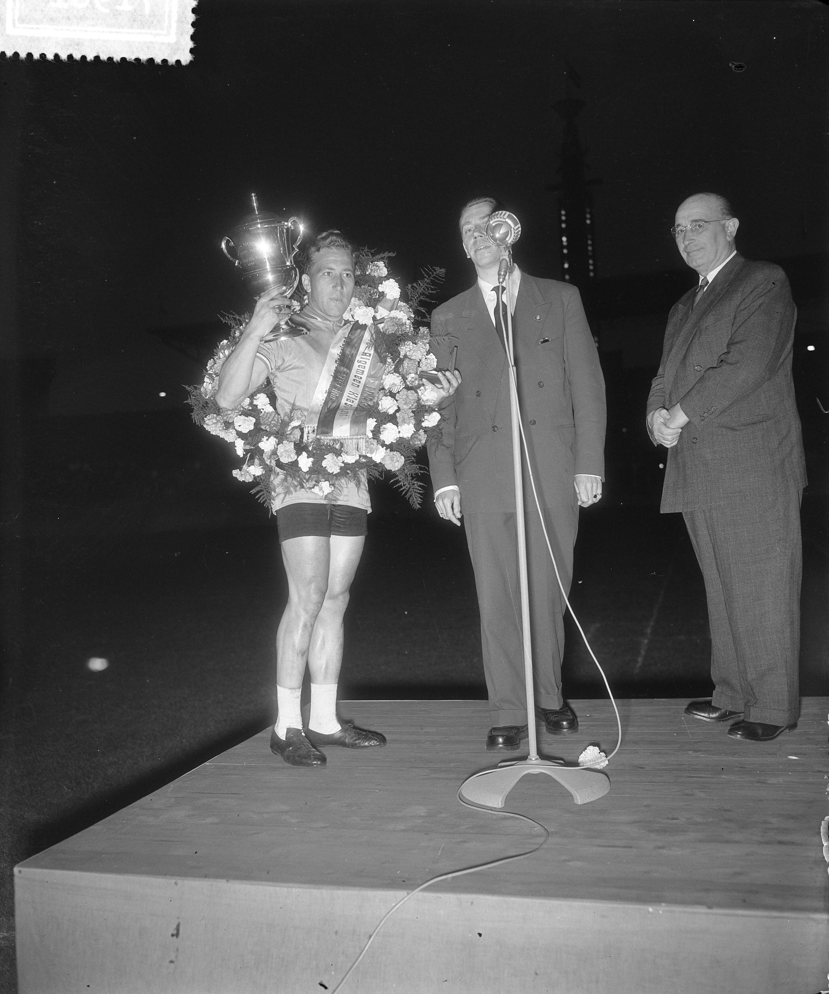 Fotocollectie Anefo — P. Kooyman , Den Haag , winnaar Tour door Nederland — Foto: Rossem, Wim van / Anefo. Licentie: Set B: Rechtenvrij / Publiek Domein. Bron: Nationaal Archief. http://hdl.handle.net/10648/a9370e18-d0b4-102d-bcf8-003048976d84