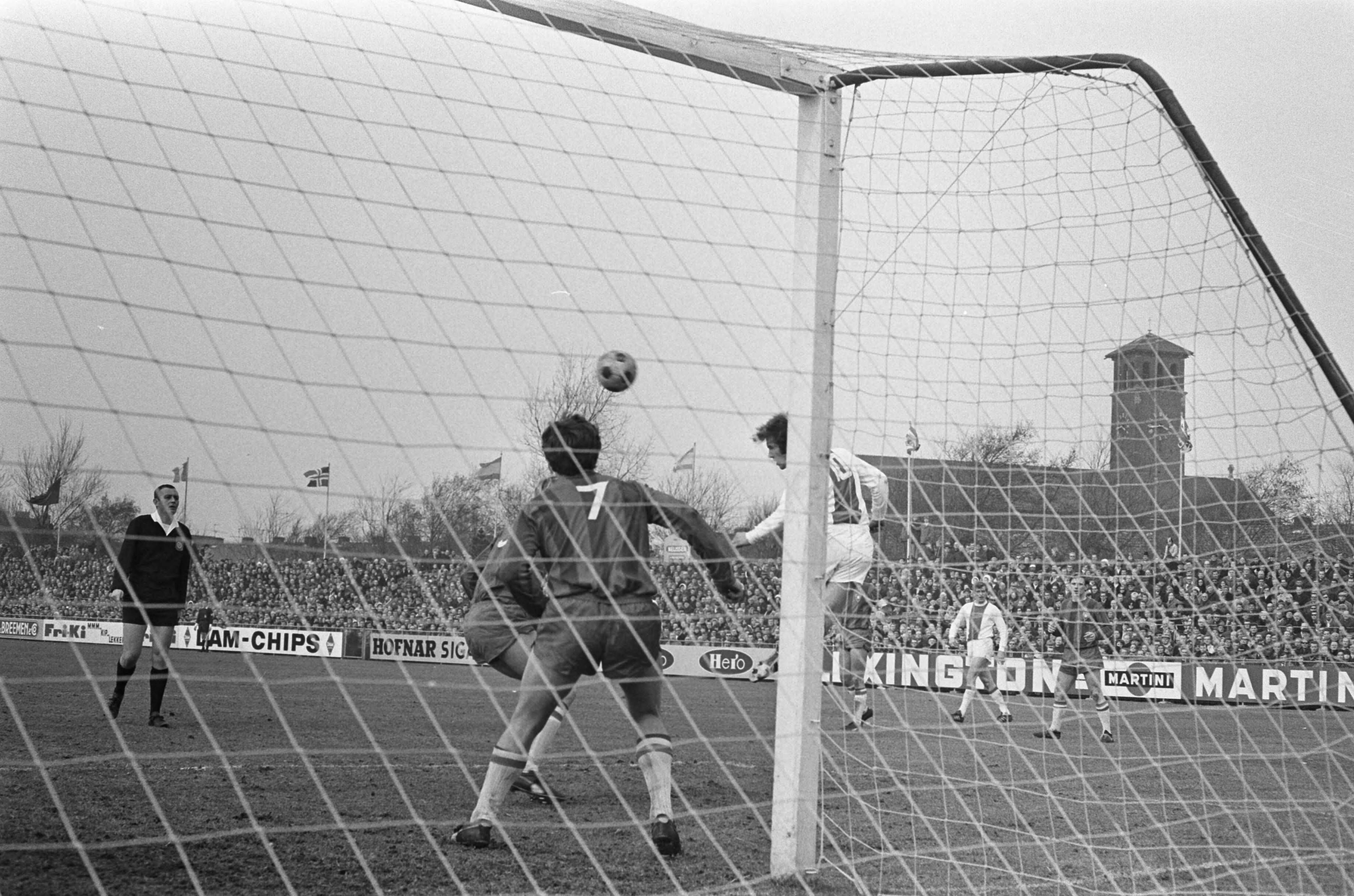 Fotocollectie Anefo — Haarlem tegen Ajax 0-1. Cruijff in duel met Lefering (links) — Foto: Verhoeff, Bert / Anefo. Licentie: Set B: Rechtenvrij / Publiek Domein. Bron: Nationaal Archief. http://hdl.handle.net/10648/ab8ff67a-d0b4-102d-bcf8-003048976d84