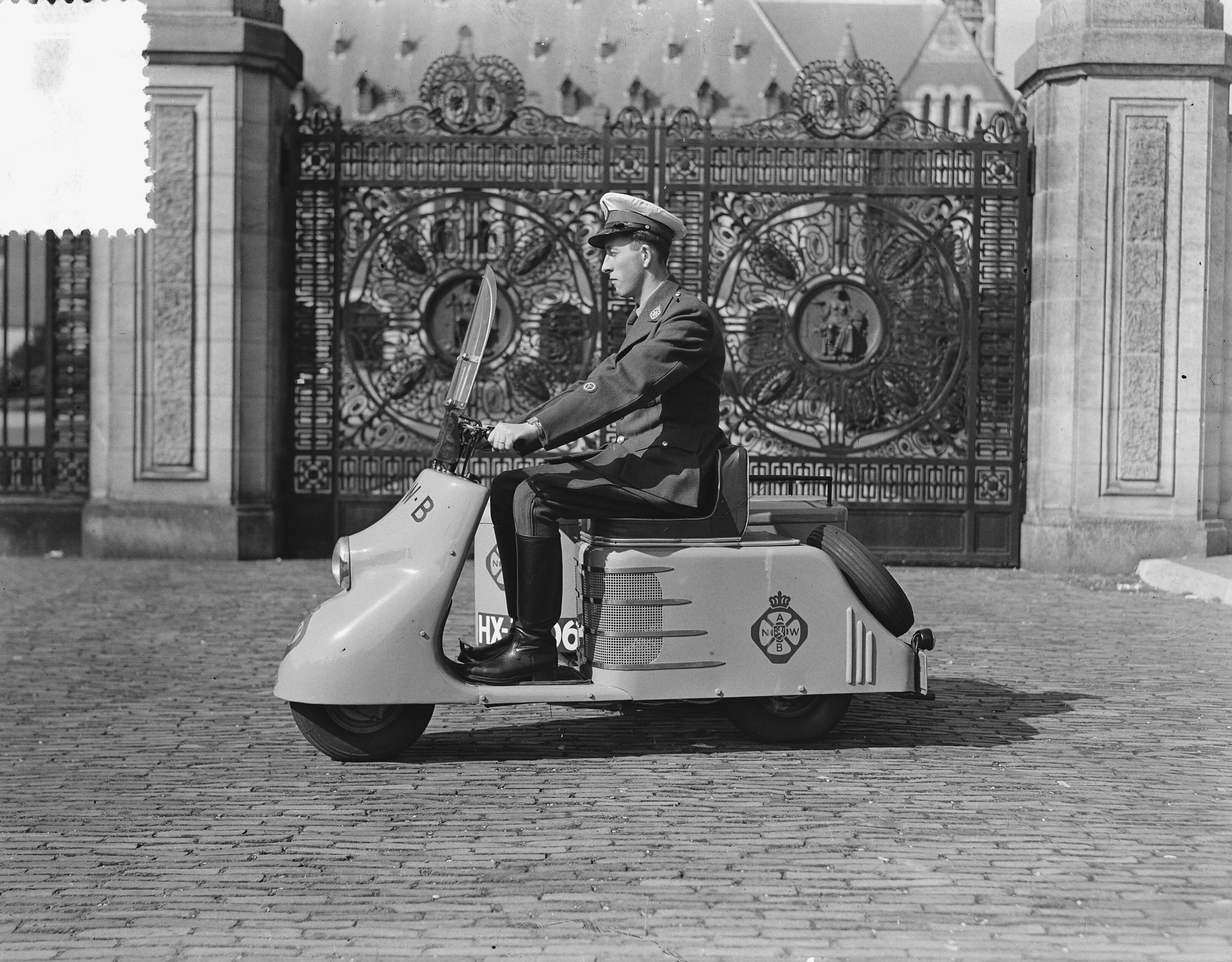 Scooter voor de Wegenwacht van de ANWB — Scooter voor de Wegenwacht van de ANWB. Voorlopig zal een scooter op de weg Rotterdam-Den Haag en Rotterdam-Gouda rijden. Deze scooter is speciaal voor de ANWB gemaakt en bezit een zwaardere motor n.l. 200cc dan de normale scooters — Foto: Duinen, H. van / Anefo. Licentie: Set B: Rechtenvrij / Publiek Domein. Bron: Nationaal Archief. http://hdl.handle.net/10648/a8ee8da0-d0b4-102d-bcf8-003048976d84