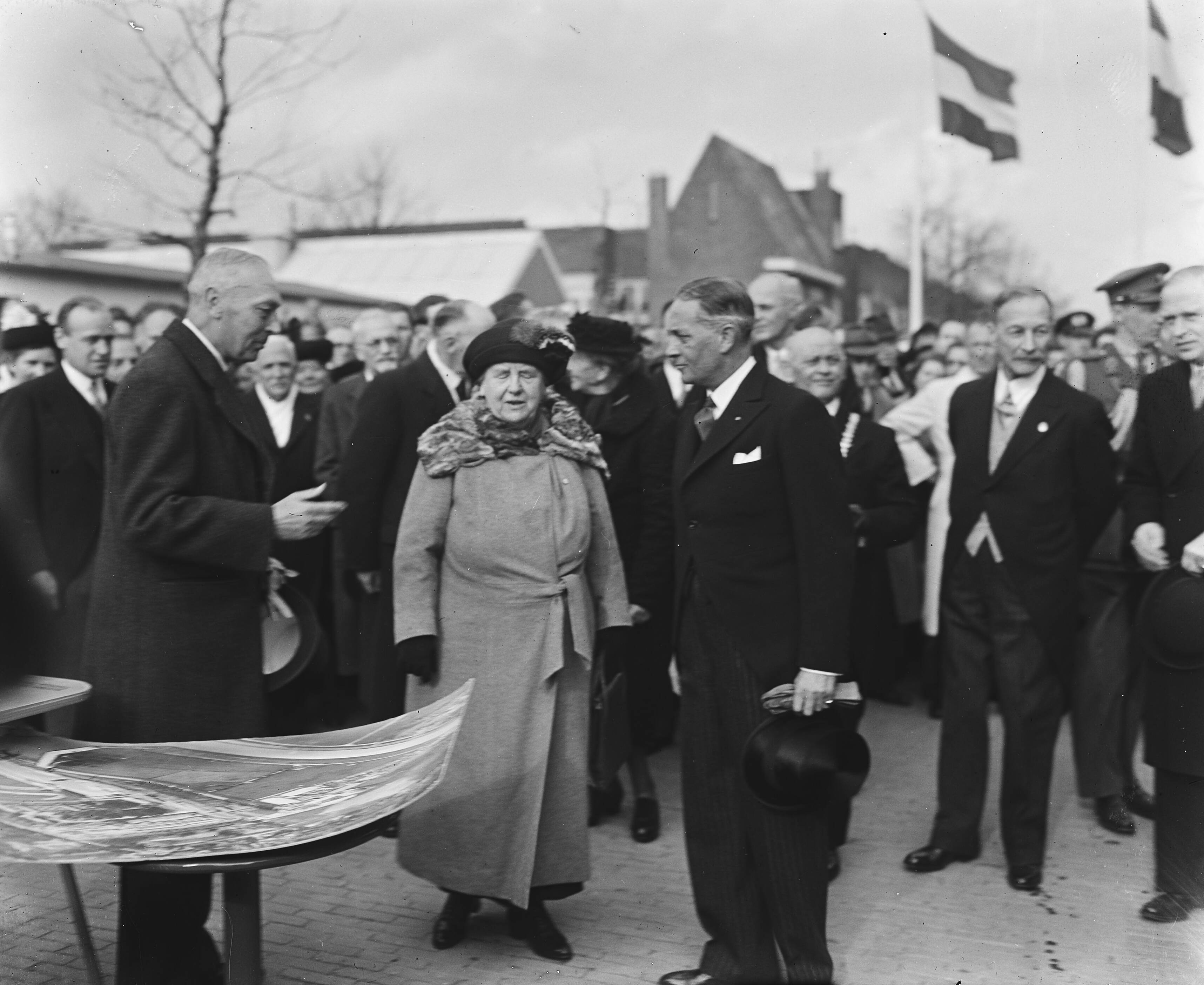 Fotocollectie Anefo — Koningin Wilhelmina bezoekt de Jaarbeurs te Utrecht — Foto: Snikkers, Anton / Anefo. Licentie: Set B: Rechtenvrij / Publiek Domein. Bron: Nationaal Archief. http://hdl.handle.net/10648/a8b4e7da-d0b4-102d-bcf8-003048976d84
