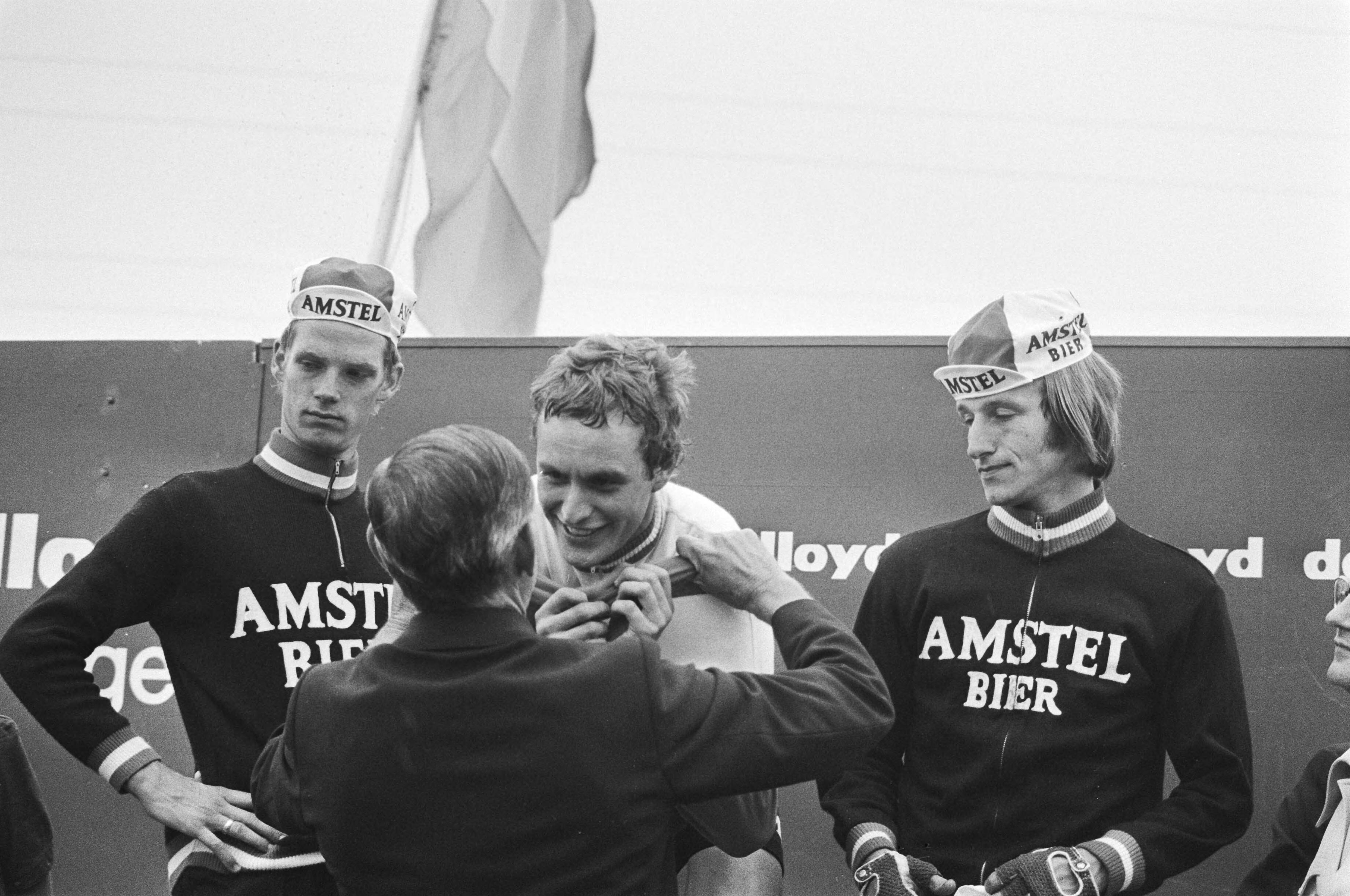 Fotocollectie Anefo — Nederlands kampioenschap wielrennen amateurs in Simpelveld. Kampioen Arie Hassink (midden) krijgt medaille omgehangen. links Leo van Vliet, rechts Jan Spijker — Foto: Verhoeff, Bert / Anefo. Licentie: Set B: Rechtenvrij / Publiek Domein. Bron: Nationaal Archief. http://hdl.handle.net/10648/ac86a1a0-d0b4-102d-bcf8-003048976d84