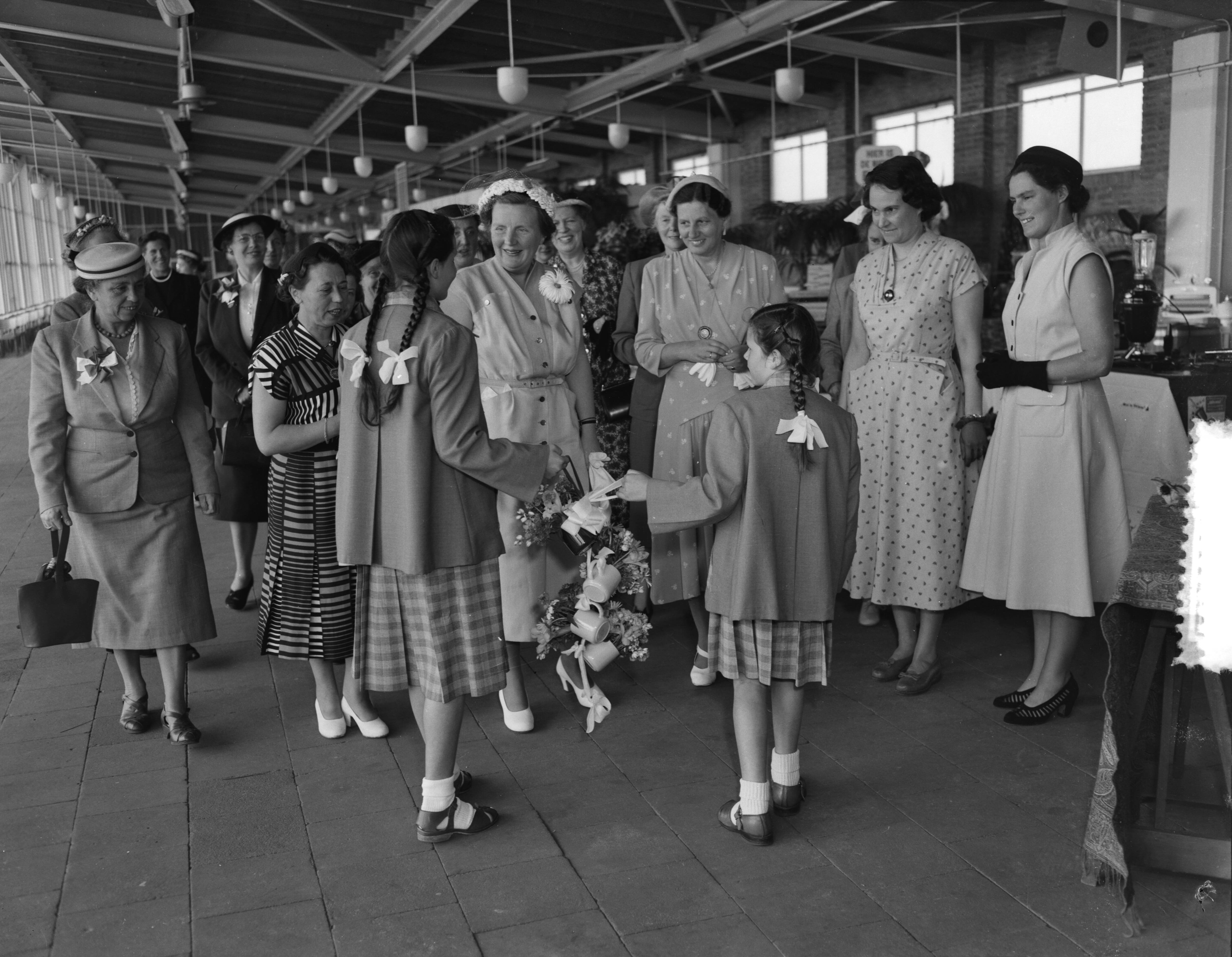Fotocollectie Anefo — Koningin Juliana bezoekt de Nederlandse Vereniging van Huisvrouwen te Hilversum — Foto: Noske, J.D. / Anefo. Licentie: Set B: Rechtenvrij / Publiek Domein. Bron: Nationaal Archief. http://hdl.handle.net/10648/a923b278-d0b4-102d-bcf8-003048976d84