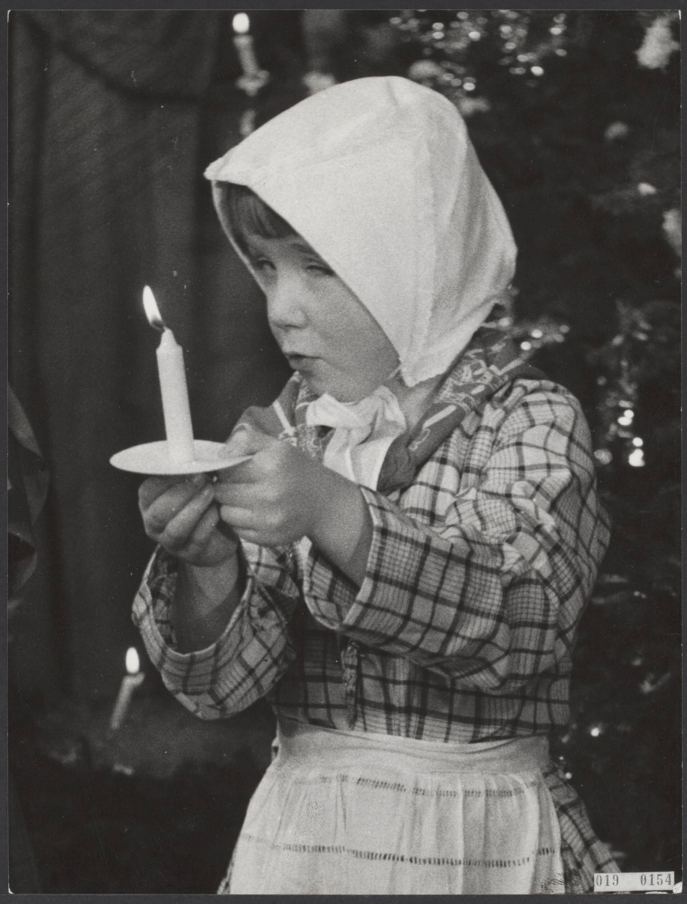Fotocollectie Elsevier Binnenland — [Prinses Marijke (Christina) met een kaars tijdens kerstviering op paleis Soestdijk] — Foto: Fotograaf Onbekend / Anefo. Licentie: Set B: Rechtenvrij / Publiek Domein. Bron: Nationaal Archief. http://hdl.handle.net/10648/adc5a9ee-d0b4-102d-bcf8-003048976d84