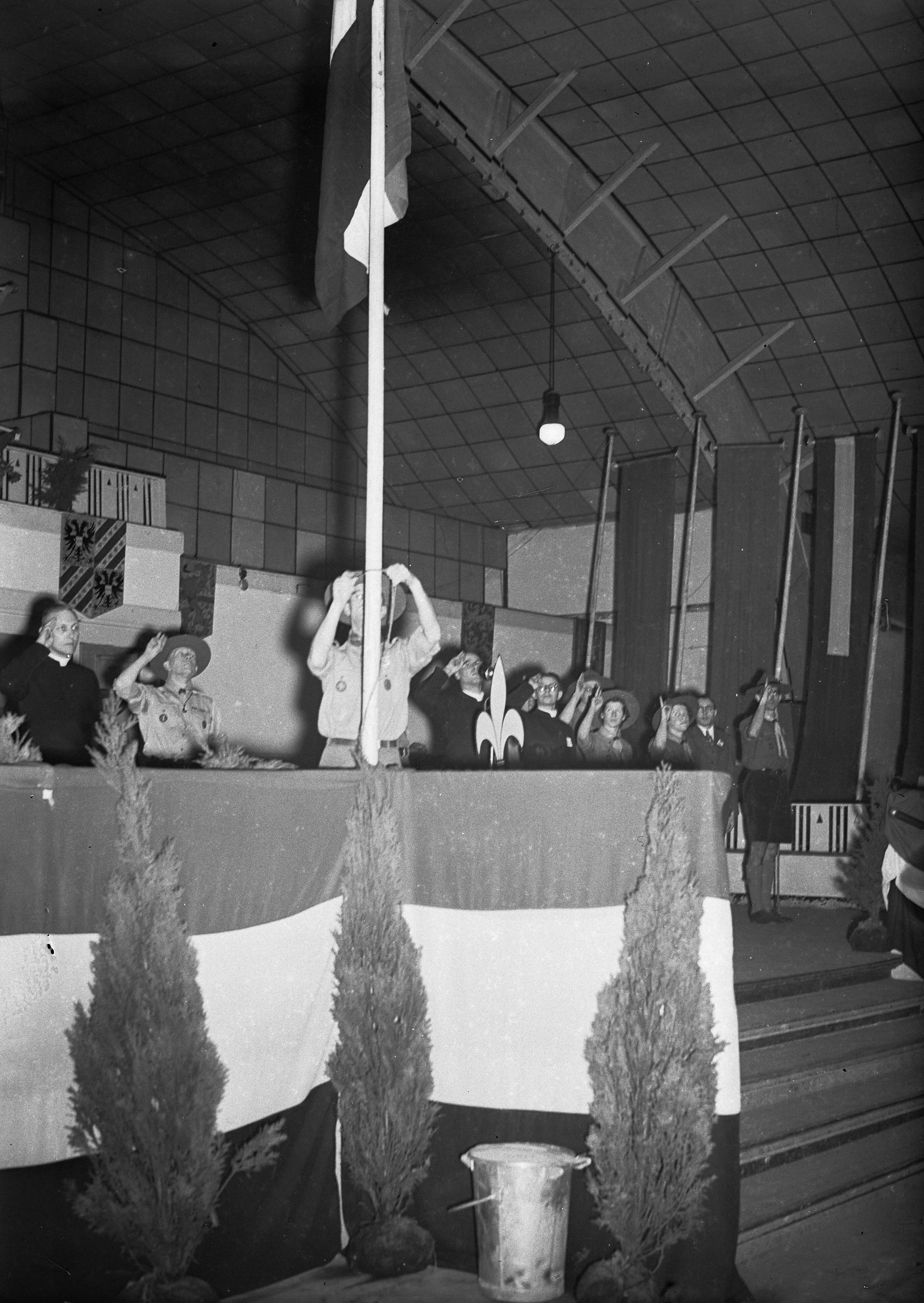 Fotocollectie Anefo — "Winterlaer" van de Katholieke Jeugdbeweging van het bisdom Haarlem in de RAI te Amsterdam. Vlag wordt gehesen — Foto: Sagers, Harry / Anefo. Licentie: Set B: Rechtenvrij / Publiek Domein. Bron: Nationaal Archief. http://hdl.handle.net/10648/a8b153fe-d0b4-102d-bcf8-003048976d84