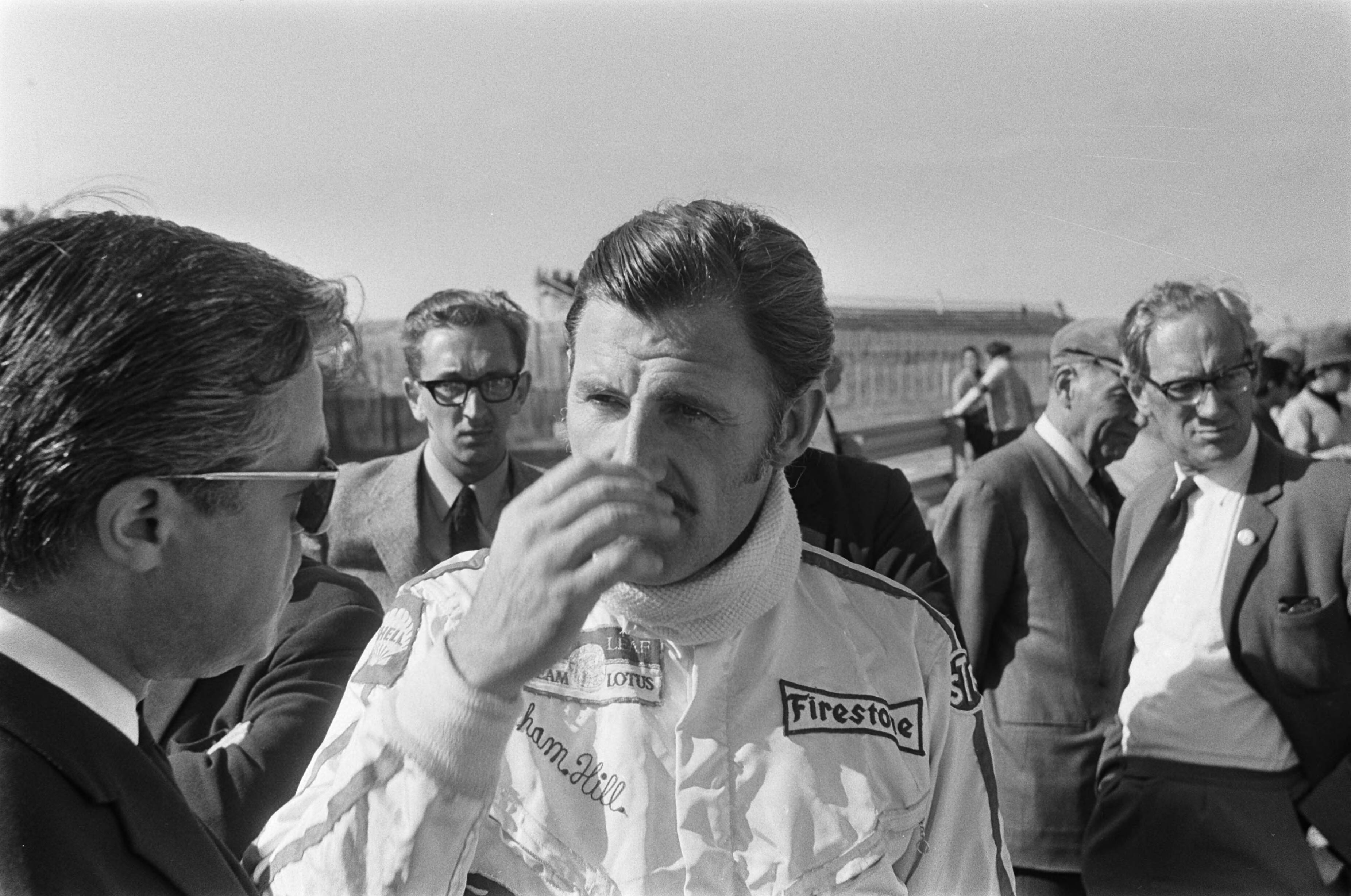 Grand Prix Zandvoort 1969 — De coureurs Graham Hill (links) en Colin Chapman in gesprek — Foto: Fotograaf Onbekend / Anefo. Licentie: Set B: Rechtenvrij / Publiek Domein. Bron: Nationaal Archief. http://hdl.handle.net/10648/ab6f3d86-d0b4-102d-bcf8-003048976d84