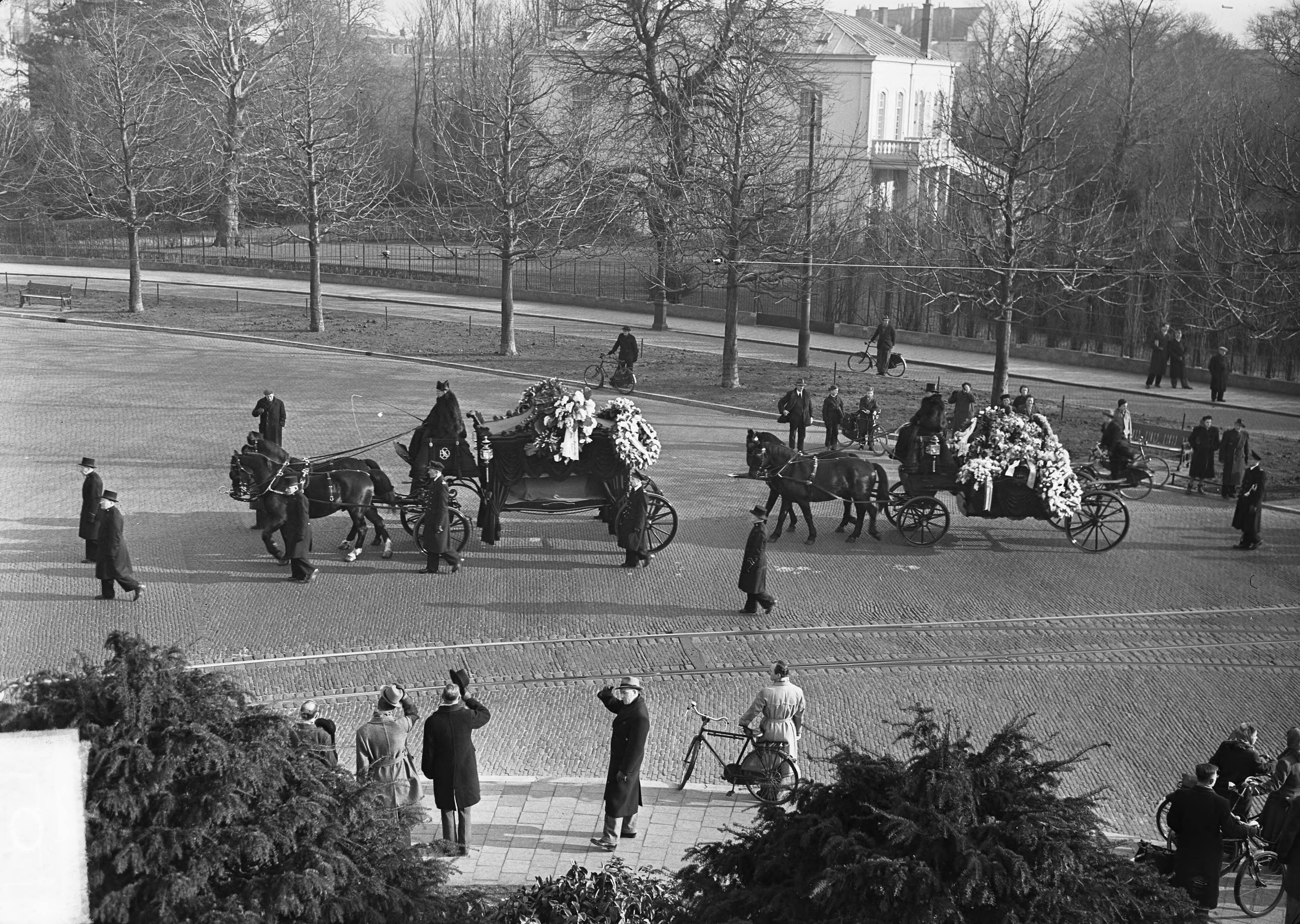 Begrafenis luitenant-ter-zee Schuringa in Den Haag — Begrafenis Luitenant ter Zee Schuringa in Den Haag. Rouwstoet op Plein 1813 — Foto: Thuring, John / Anefo. Licentie: Set B: Rechtenvrij / Publiek Domein. Bron: Nationaal Archief. http://hdl.handle.net/10648/a8d3fc9c-d0b4-102d-bcf8-003048976d84
