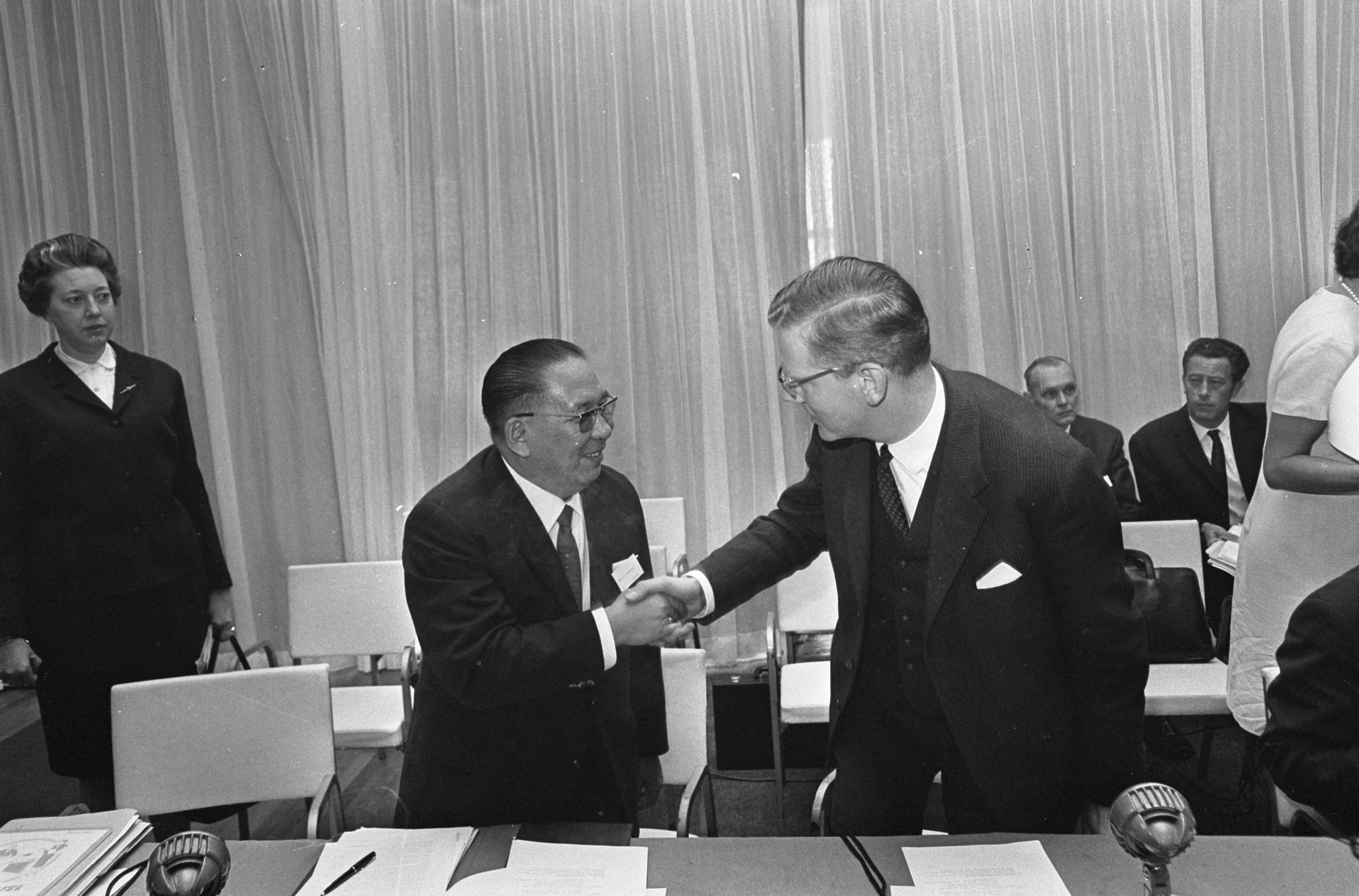 Conferentie van de Intergouvernementele Groep te Scheveningen — Rechts conferentievoorzitter minister (zonder portefeuille) Berend-Jan Udink, links mr. H.A. Pandelaki — Foto: Fotograaf Onbekend / Anefo. Licentie: Set B: Rechtenvrij / Publiek Domein. Bron: Nationaal Archief. http://hdl.handle.net/10648/ab1c9a18-d0b4-102d-bcf8-003048976d84