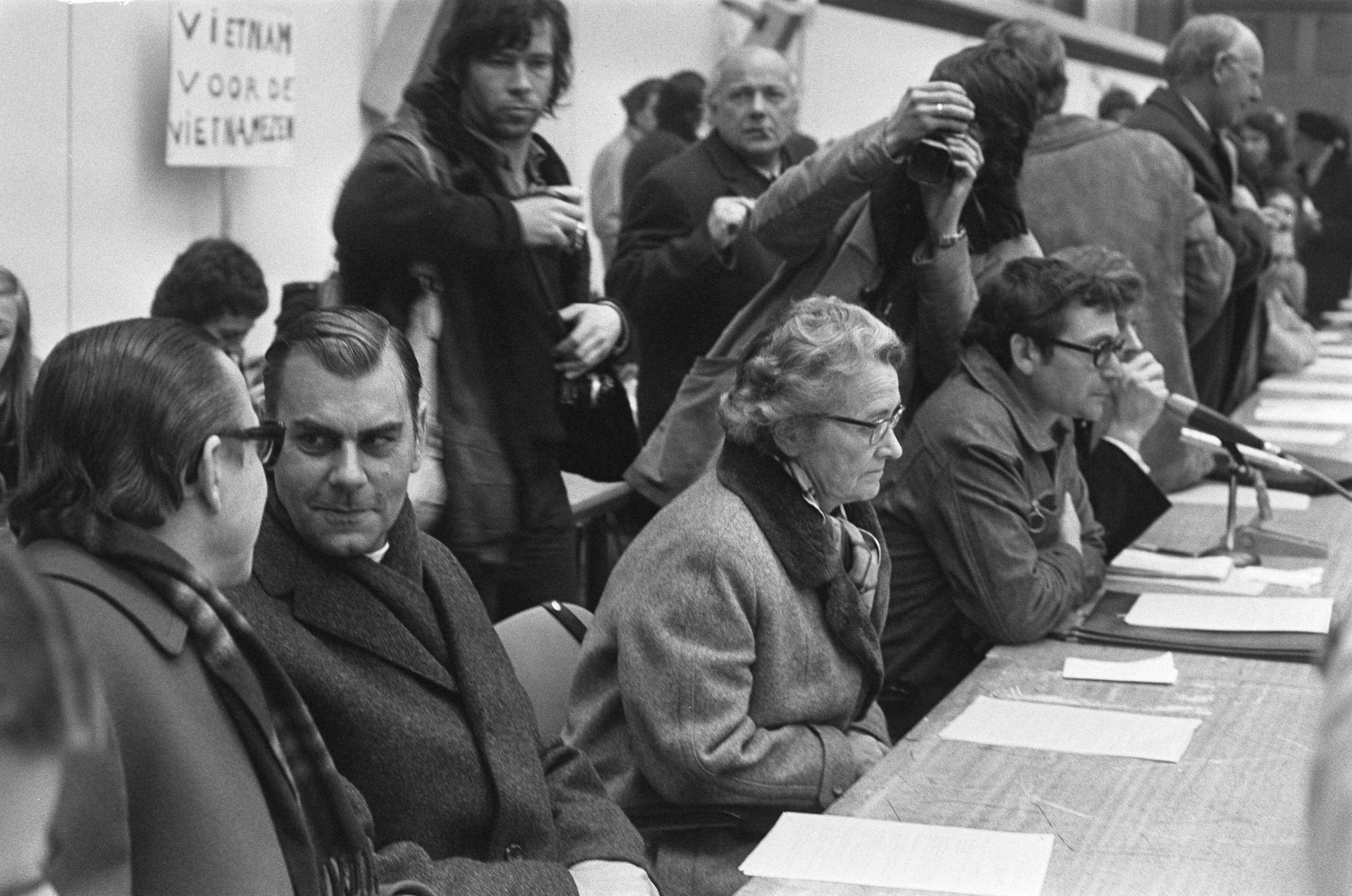 Fotocollectie Anefo — Demonstratie tegen oorlog in Vietnam van meer dan 50.000 mensen in Utrecht, Mgr. Bluyssen en ex Minister Marga Klompé — Foto: Punt, W. / Anefo. Licentie: Set B: Rechtenvrij / Publiek Domein. Bron: Nationaal Archief. http://hdl.handle.net/10648/ac21b984-d0b4-102d-bcf8-003048976d84