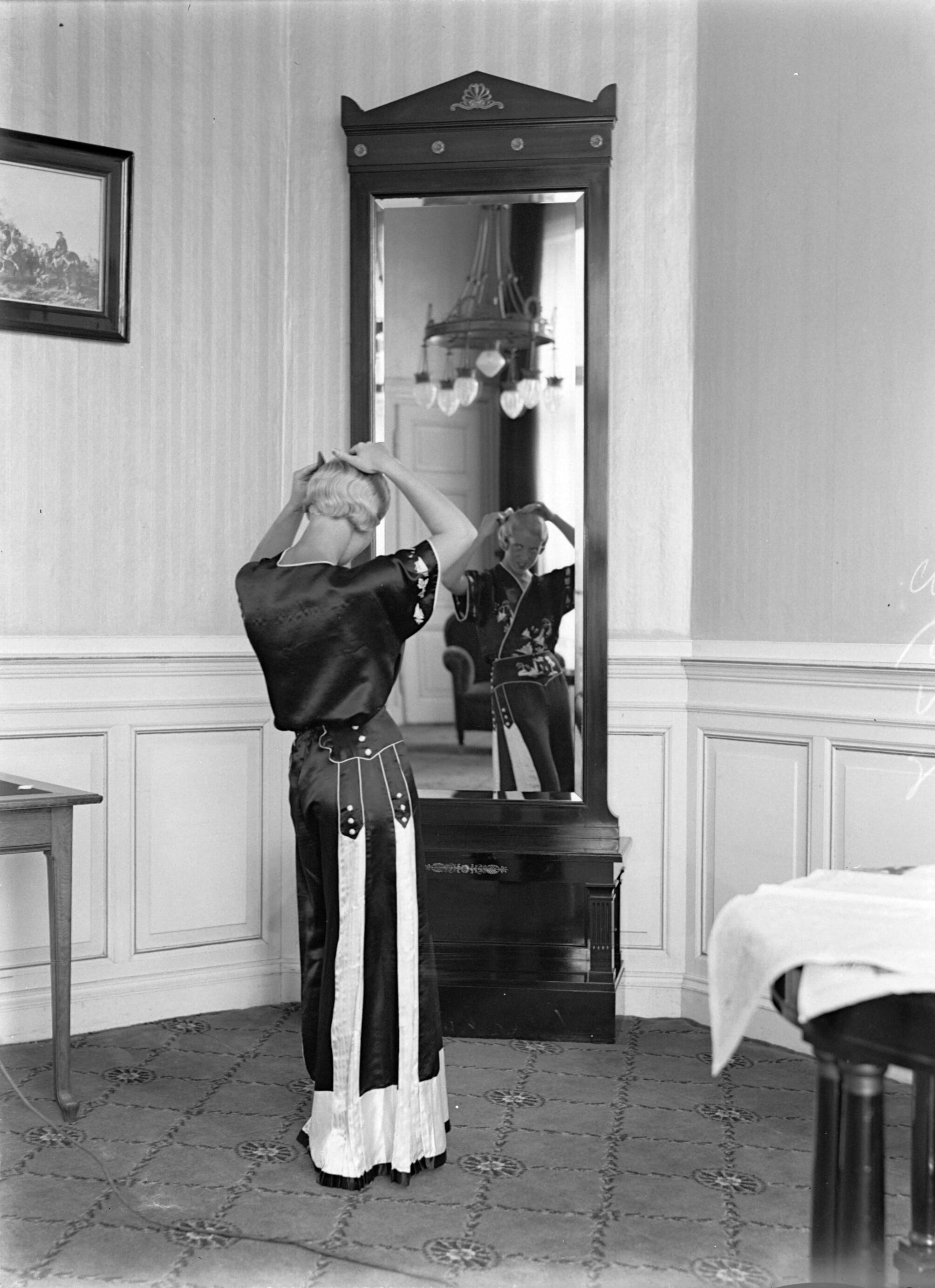 Scheveningen. — Een vrouw (Yvonne?) voor een spiegel in een hotelkamer van het Palace Hotel in Scheveningen — Foto: Poll, Willem van de. Licentie: Set B: Rechtenvrij / Publiek Domein. Bron: Nationaal Archief. http://hdl.handle.net/10648/ae9ab832-d0b4-102d-bcf8-003048976d84