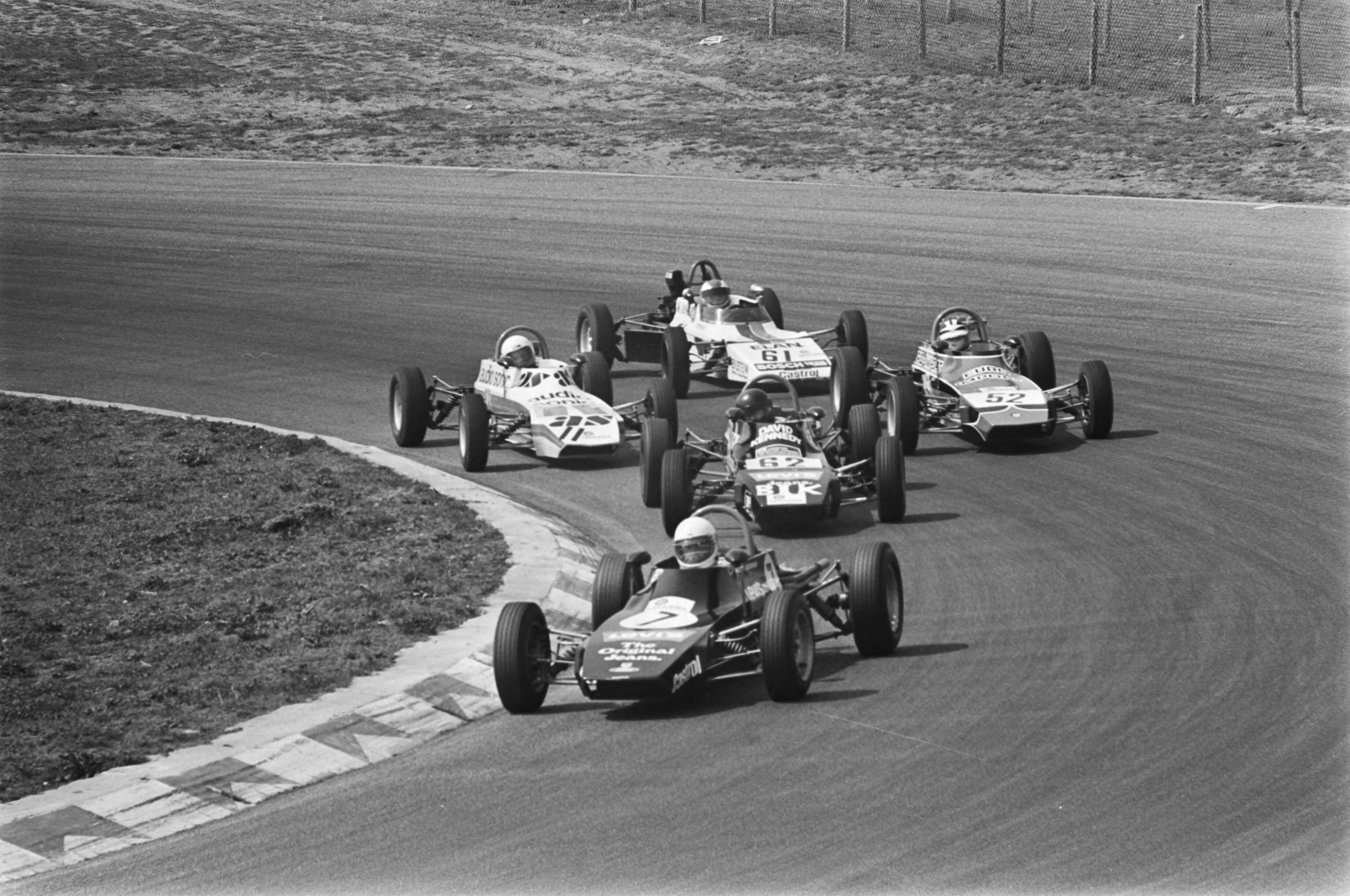 Fotocollectie Anefo — Formule Ford op circuit van Zandvoort, kopgroep met Bleekemolen(7) en Kennedy — Foto: Peters, Hans / Anefo. Licentie: Set B: Rechtenvrij / Publiek Domein. Bron: Nationaal Archief. http://hdl.handle.net/10648/ac8335b0-d0b4-102d-bcf8-003048976d84
