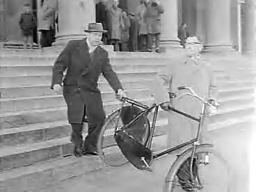 Fotocollectie Anefo — Leeuwarden. Proces gifmoord dr. O.: ziekenverpleger E. Krikkei met fiets op de trappen van het paleis van justitie — Foto: Rossem, Wim van / Anefo. Licentie: Set B: Rechtenvrij / Publiek Domein. Bron: Nationaal Archief. http://hdl.handle.net/10648/a9ad3886-d0b4-102d-bcf8-003048976d84