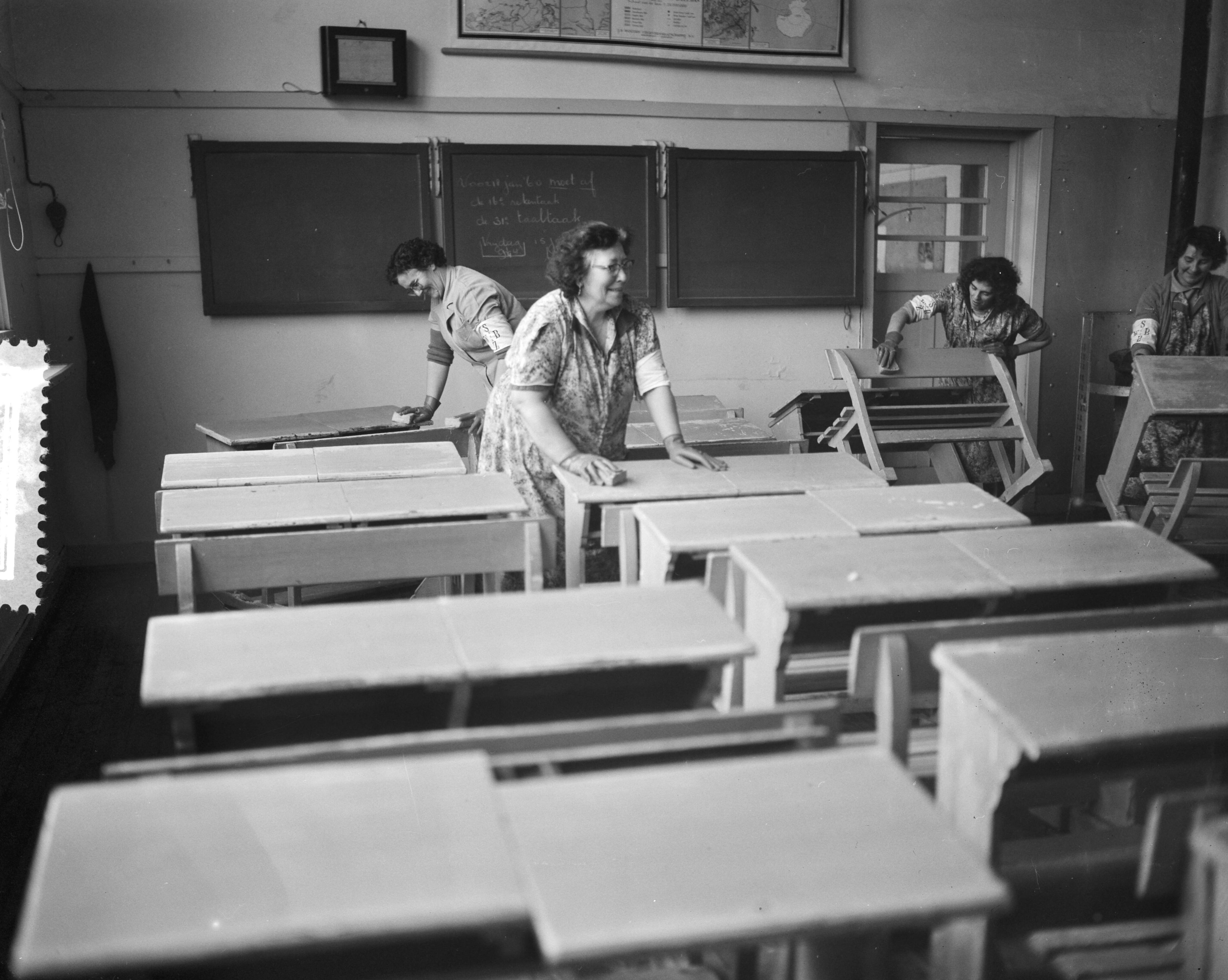 Ramp Tuindorp Oostzaan — Laatste voorbereiding terugkeer bewoners Oostzaan, schoollokaal boenen — Foto: Bilsen, Joop van / Anefo. Licentie: Set B: Rechtenvrij / Publiek Domein. Bron: Nationaal Archief. http://hdl.handle.net/10648/a9a6cba4-d0b4-102d-bcf8-003048976d84