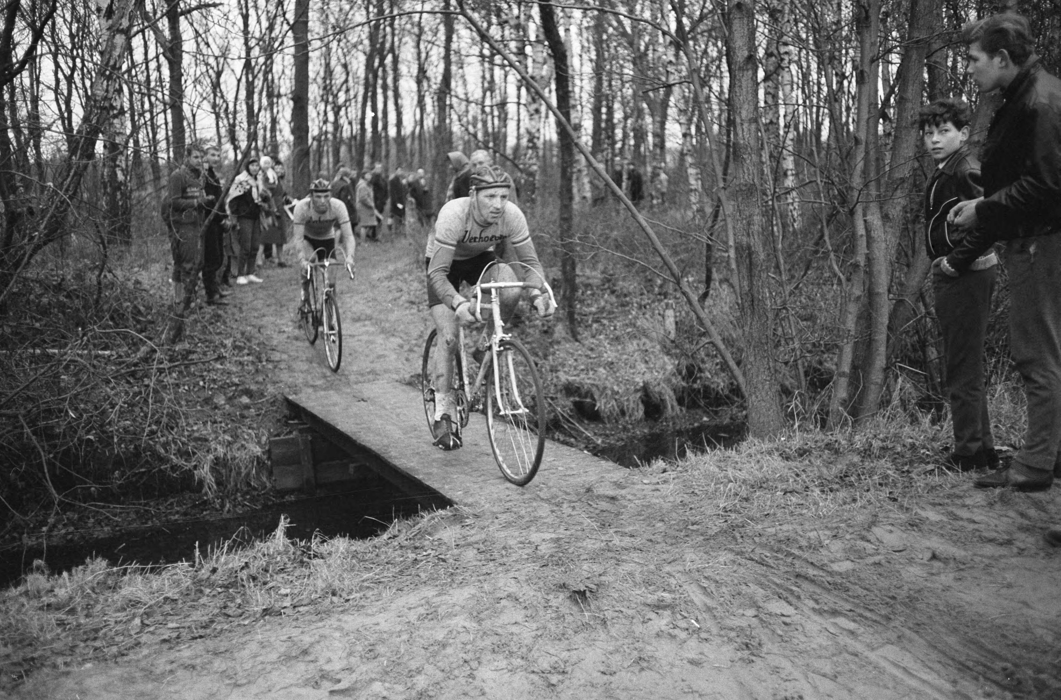 Fotocollectie Anefo — Cycle-cross Katerkoers in sportpark Duinhorst te Wassenaar. Jan van Dijk uit Lisse, de latere winnaar, met achter hem Manus Brinkman uit Rotterdam (2e) — Foto: Pot, Harry / Anefo. Licentie: Set B: Rechtenvrij / Publiek Domein. Bron: Nationaal Archief. http://hdl.handle.net/10648/a9f2a506-d0b4-102d-bcf8-003048976d84