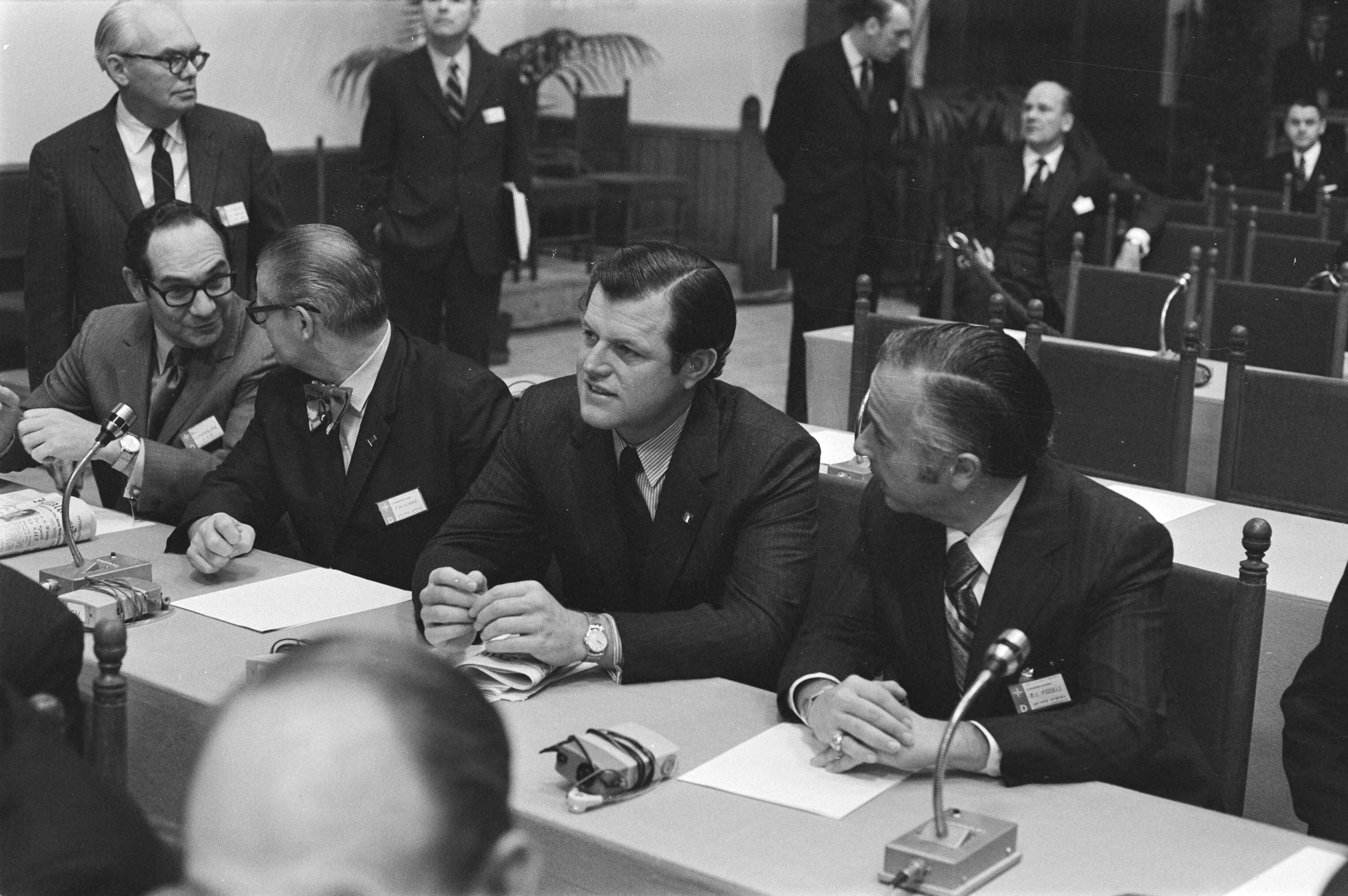 Fotocollectie Anefo — NATO Parlement bijeen in Ridderzaal, Den Haag ; USA-delegatie — Foto: Koch, Eric / Anefo. Licentie: Set B: Rechtenvrij / Publiek Domein. Bron: Nationaal Archief. http://hdl.handle.net/10648/aba9764a-d0b4-102d-bcf8-003048976d84