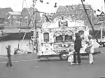 Fotocollectie Rijksvoorlichtingsdienst Eigen — dias vlaggetjesdag scheveningen — Foto: Schuurman, Ralph L. / RVD. Licentie: Set B: Rechtenvrij / Publiek Domein. Bron: Nationaal Archief. http://hdl.handle.net/10648/af733e3c-d0b4-102d-bcf8-003048976d84