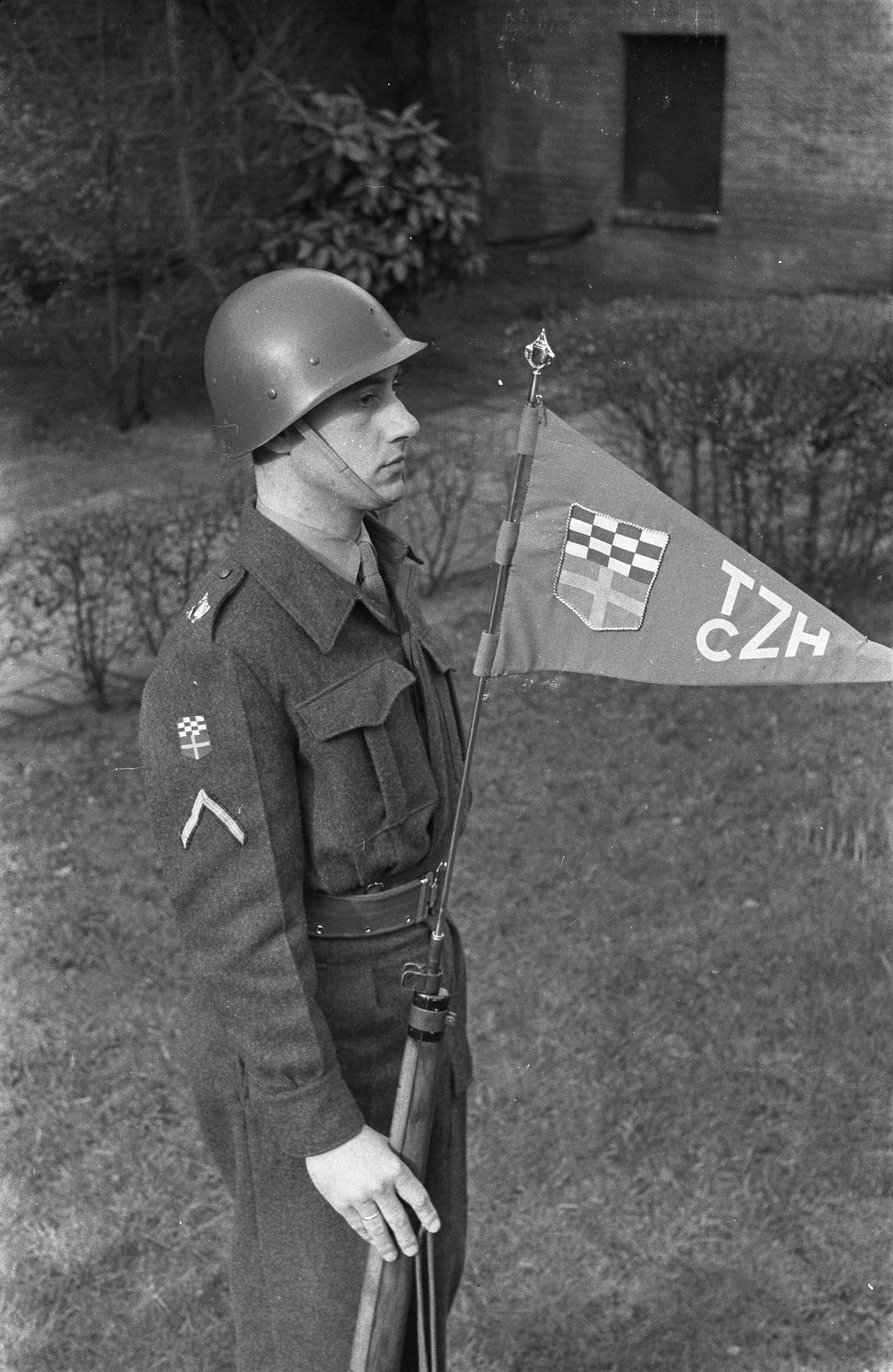 Fotocollectie Anefo — Uitreiken van peletonsvlaggen van de Nationel Reserve te Den Haag — Foto: Pot, Harry / Anefo. Licentie: Set B: Rechtenvrij / Publiek Domein. Bron: Nationaal Archief. http://hdl.handle.net/10648/a9a93aba-d0b4-102d-bcf8-003048976d84