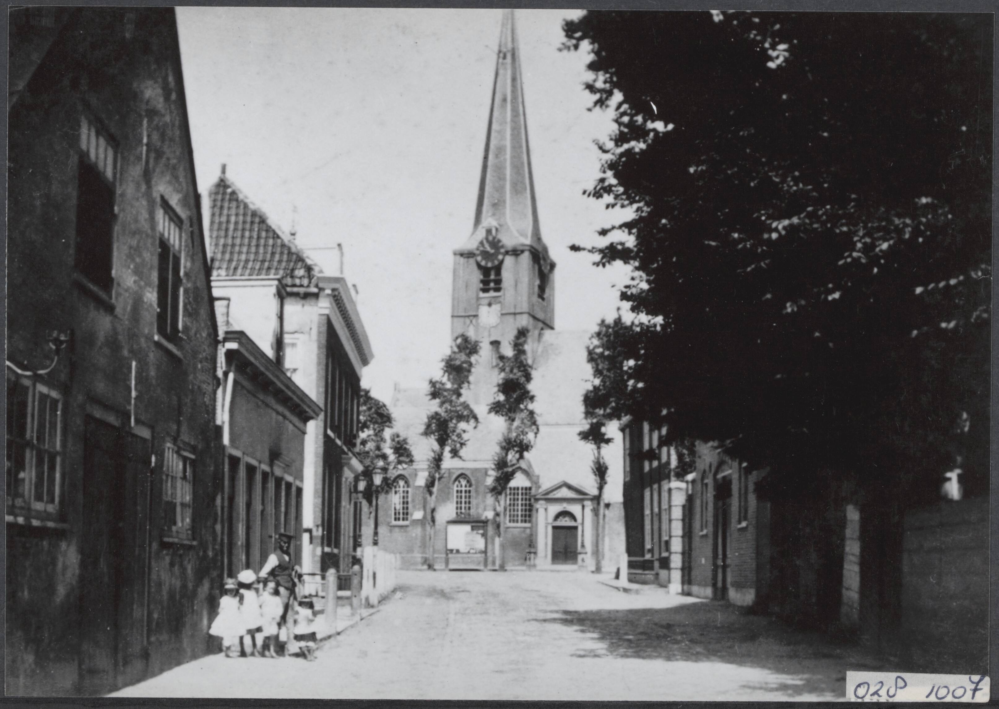 Fotocollectie Elsevier Binnenland — Rijswijk. Lange Kerkstraat met gezicht — Foto: Onbekend / Publiek Domein of Rechtenvrij. Licentie: Set B: Rechtenvrij / Publiek Domein. Bron: Nationaal Archief. http://hdl.handle.net/10648/addf7eaa-d0b4-102d-bcf8-003048976d84