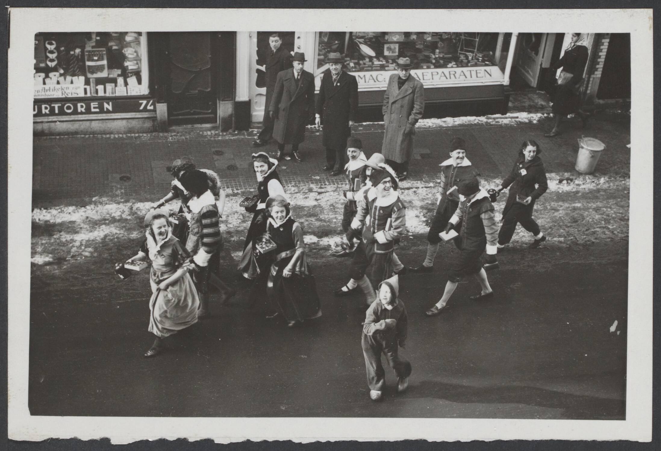 Winterhulp — De Winterhulp Nederland hield in Den Haag een straatcollecte. TAl van historische figuren, zoals Michiel Adriaanszoon de Ruyter, Vondel, Willem de Zwijger e.a. hanteerden de rode collectebus — Foto: Meijer, T.A. / N.V. Polygoon (1). Licentie: Set B: Rechtenvrij / Publiek Domein. Bron: Nationaal Archief. http://hdl.handle.net/10648/e977c84b-77fb-2ad1-3b05-b18288450fae