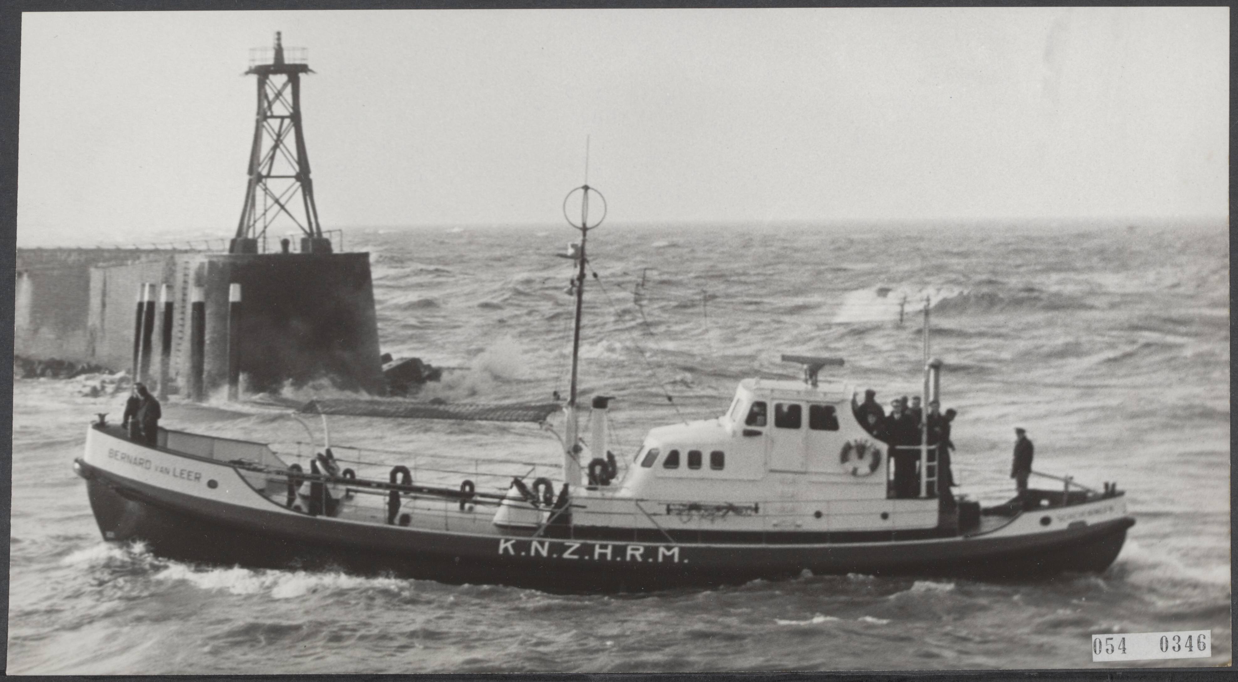 Fotocollectie Elsevier Binnenland — De KNZRM presenteerde in Scheveningen haar nieuwste aanwinst op het gebied van reddingsboten, de "Bernard van Leer". Proeftocht — Foto: Voets, Jan / Anefo. Licentie: Set B: Rechtenvrij / Publiek Domein. Bron: Nationaal Archief. http://hdl.handle.net/10648/ae077c02-d0b4-102d-bcf8-003048976d84