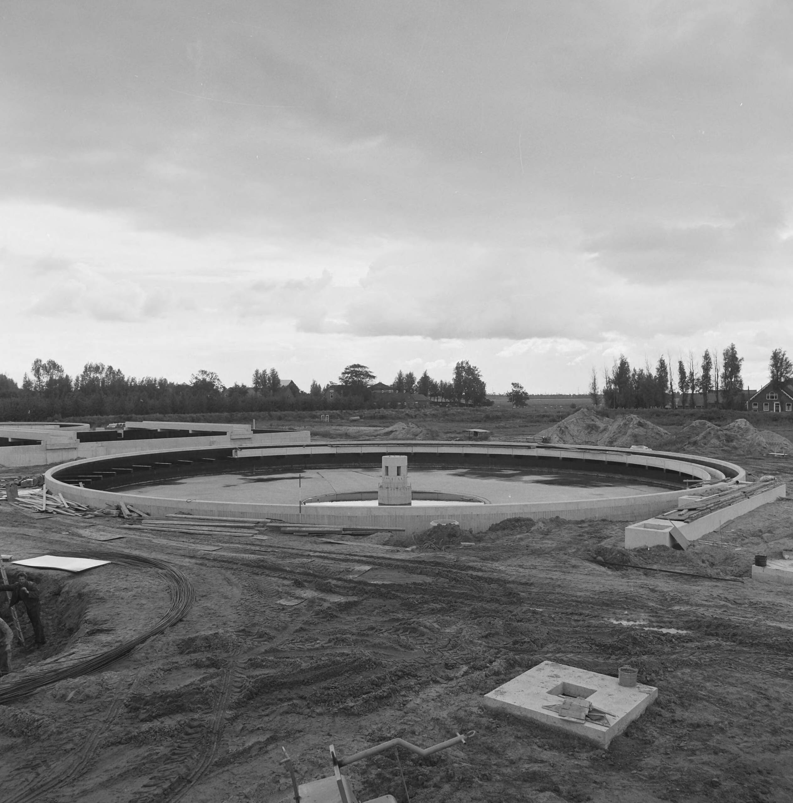 Fotocollectie Nederlandse Heidemaatschappij — Woerden. Waterzuiveringstalliatie in aanbouw — Foto: Fotograaf Onbekend / Heidemij. Licentie: Set B: Rechtenvrij / Publiek Domein. Bron: Nationaal Archief. http://hdl.handle.net/10648/ae826de0-d0b4-102d-bcf8-003048976d84